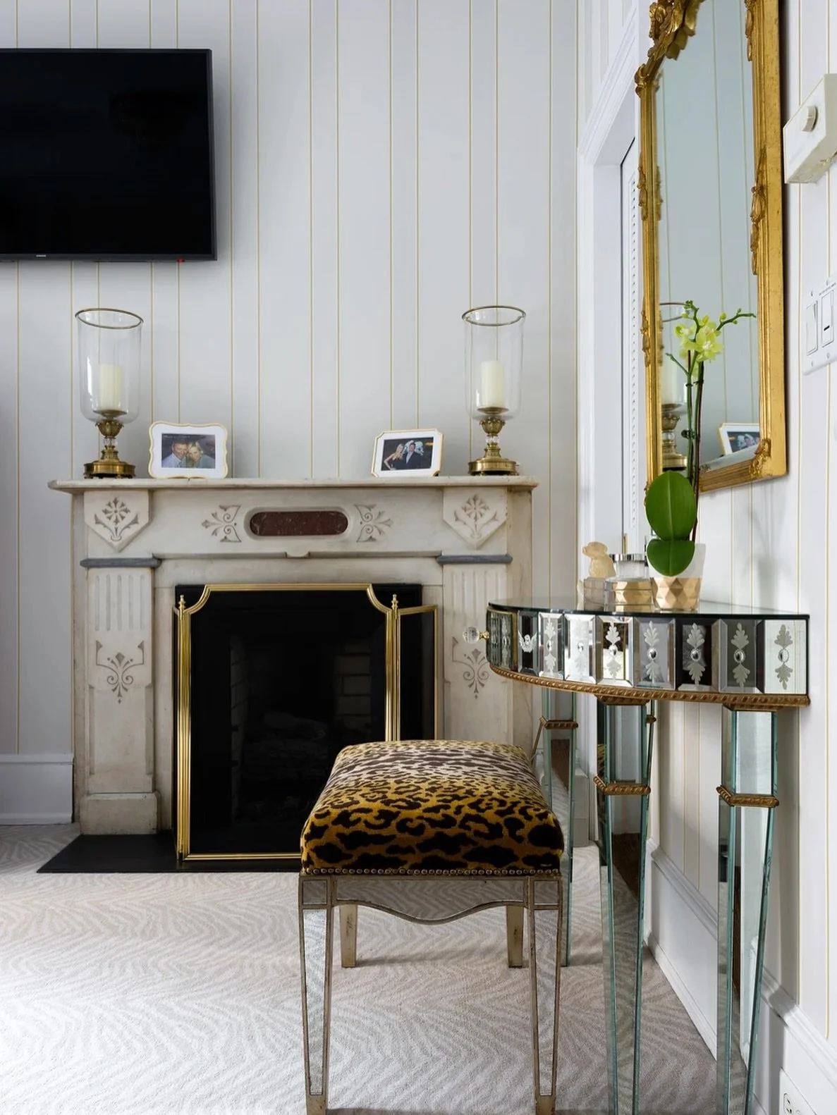 A little pattern, a little polish.

In this NYC pied-&agrave;-terre, layers of silver and gold meet timeless texture: @scalamandre iconic leopard fabric on a stool, a favorite @carversguildmirrors mirror, and @decorativecraftsinc hurricanes adding so