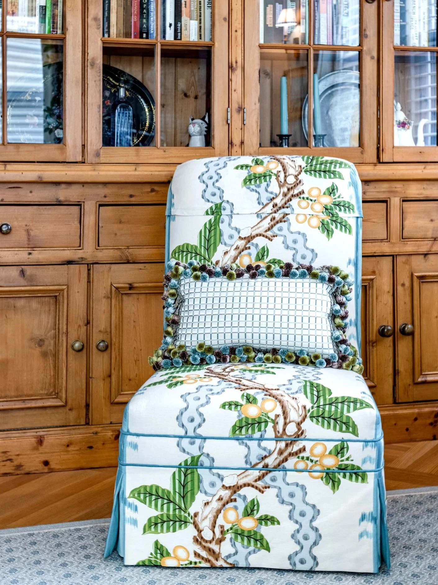 In this Fifth Avenue apartment, pattern and texture come together in a layered way that feels collected. @brunschwigfils fabric paired with @samuelandsons trim (those mini pom-poms!) adds a playful note, while the @starkcarpet carpet grounds the spac