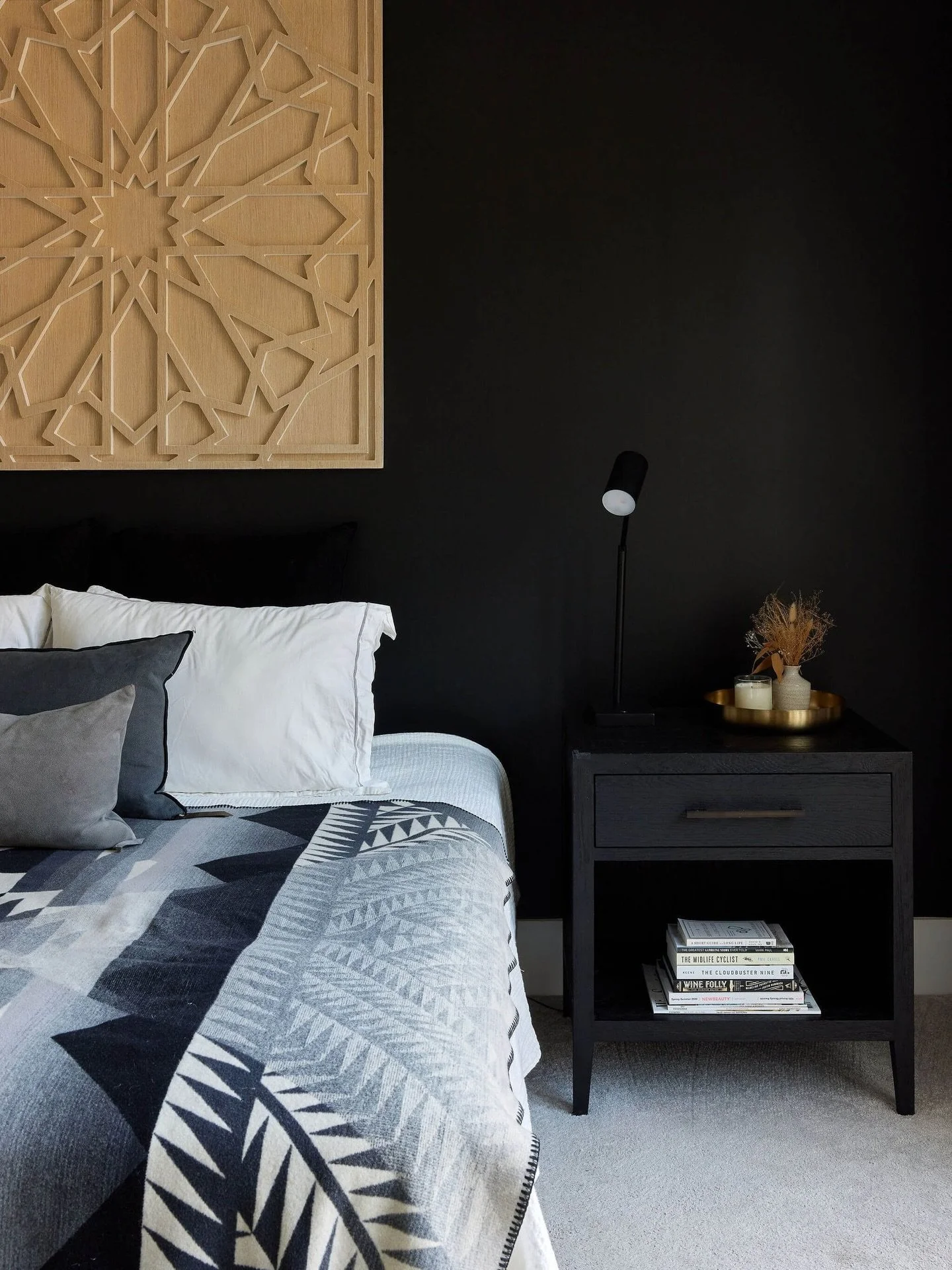 Whether you&rsquo;re still hosting through the New Year or easing into a quieter week ahead, we hope it&rsquo;s filled with cozy moments like this one. 🤍

Deep walls, layered textures, and thoughtful details come together in this Edge-on-Hudson home