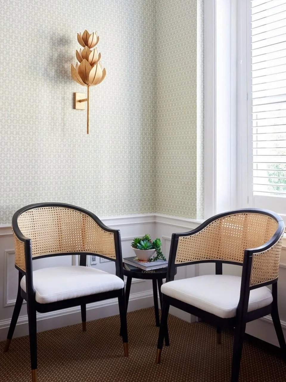 We love this thoughtfully renewed sitting area at @theastorhouse 🤍
 
Wallpaper by @thibaut_1886 and a tailored sconce from @visualcomfort work together to create warmth, texture, and a sense of gracious calm.

Every decision in this project was abou