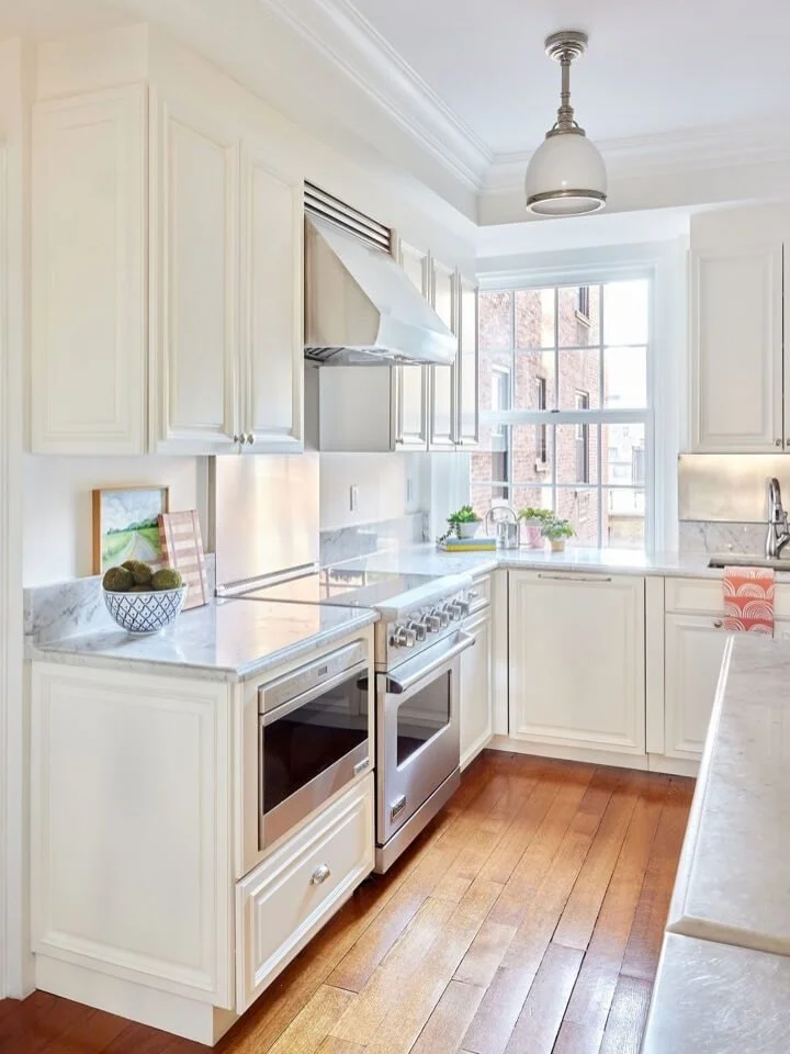 A classic NYC kitchen with a little something extra:

In this Upper East Side apartment, marble surfaces and clean-lined cabinetry keep the space light and timeless, and lighting from @visualcomfort adds warmth and polish.

Swipe for a glimpse of a f