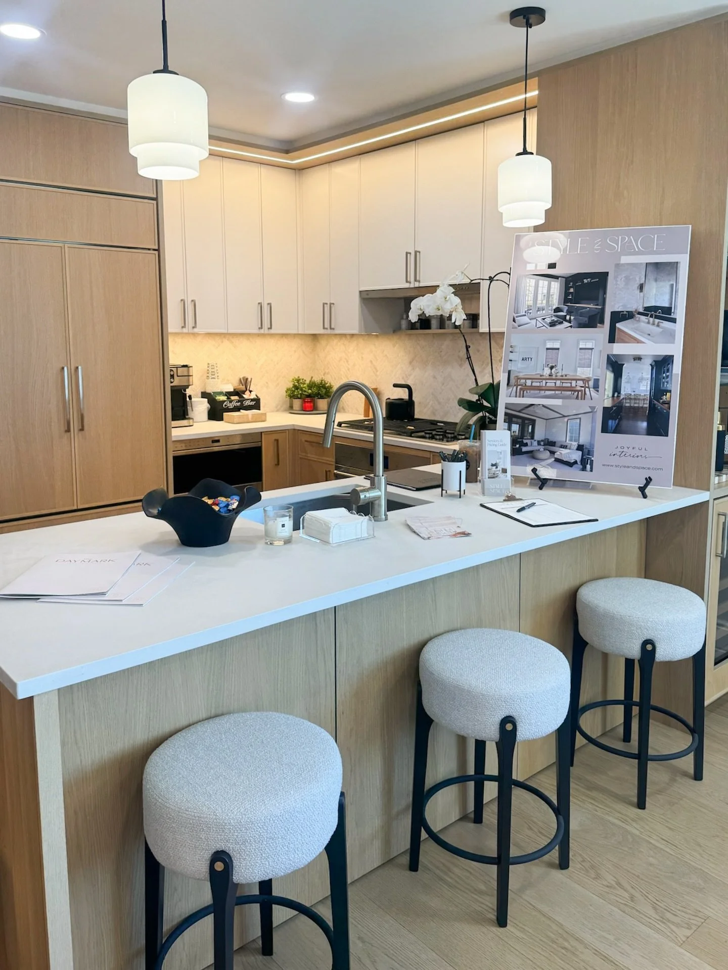 Let&rsquo;s chat builder-grade condos:

A recent @wsj article highlighted something we see often in our work: in an effort to manage rising costs, many new construction spaces are becoming simpler with lighter finishes, thinner countertops, fewer det