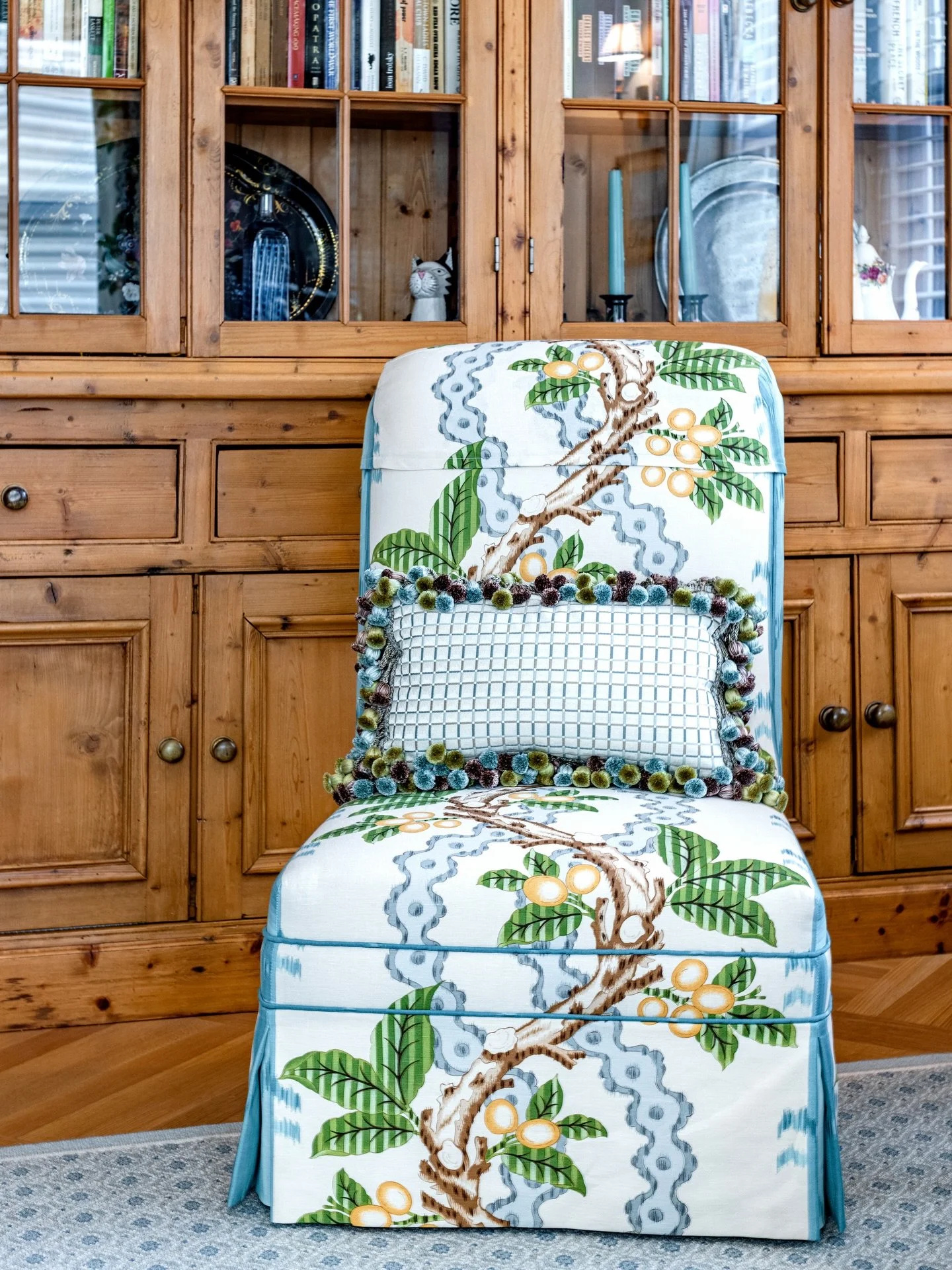 Layers of pattern, trim, and texture make this a favorite slipper chair at our Fifth Avenue apartment project!

The floral @brunschwigfils fabric paired with the mini pom-pom trim by @samuelandsons brings fresh energy, and the pattern on the @starkca