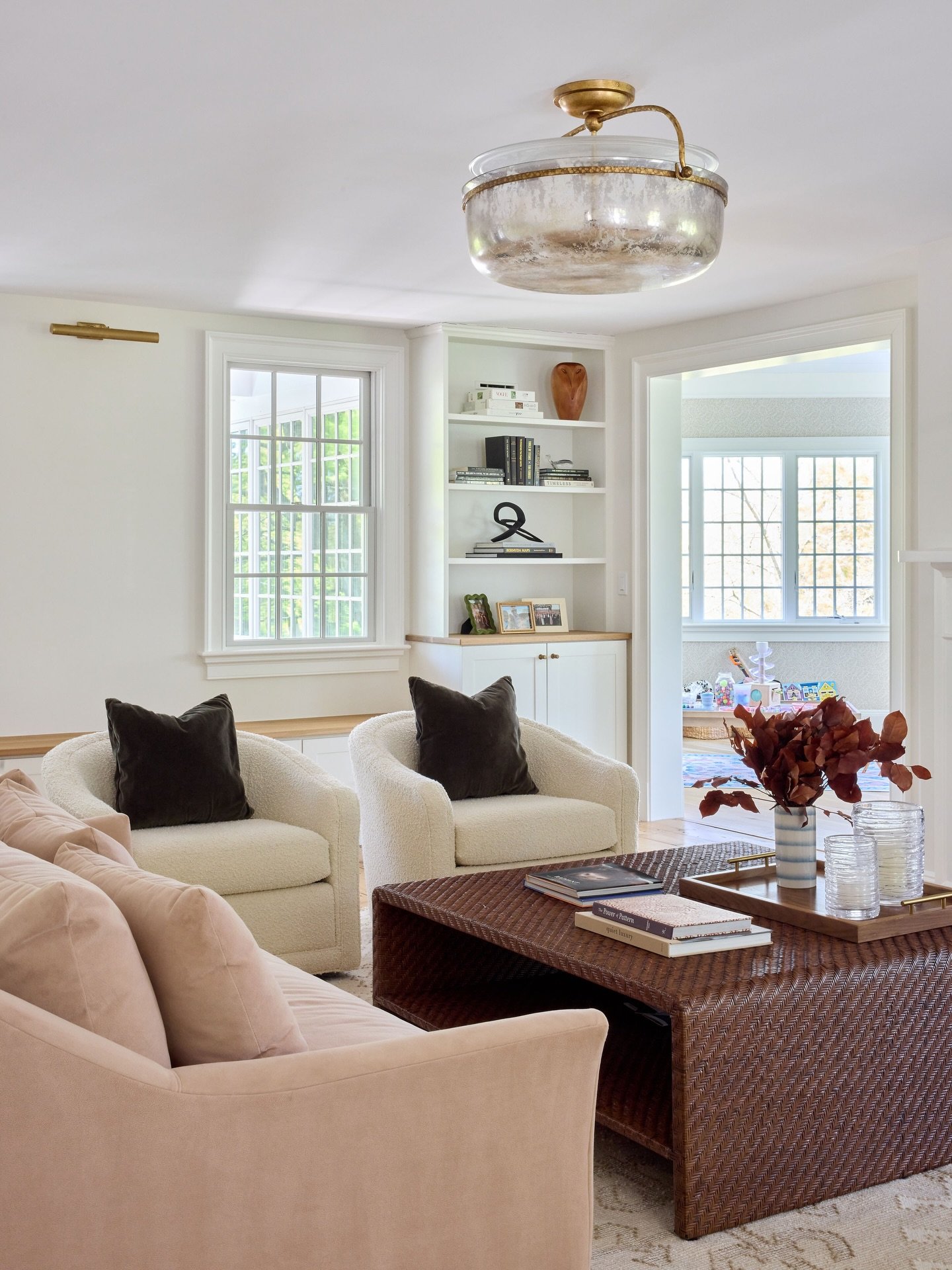 Beautifully designed for real life 🤍
 
One of our favorite things about this family-friendly living room in Briarcliff Manor is the balance between softness and practicality. The neutral palette keeps the space feeling calm and inviting, and the lay