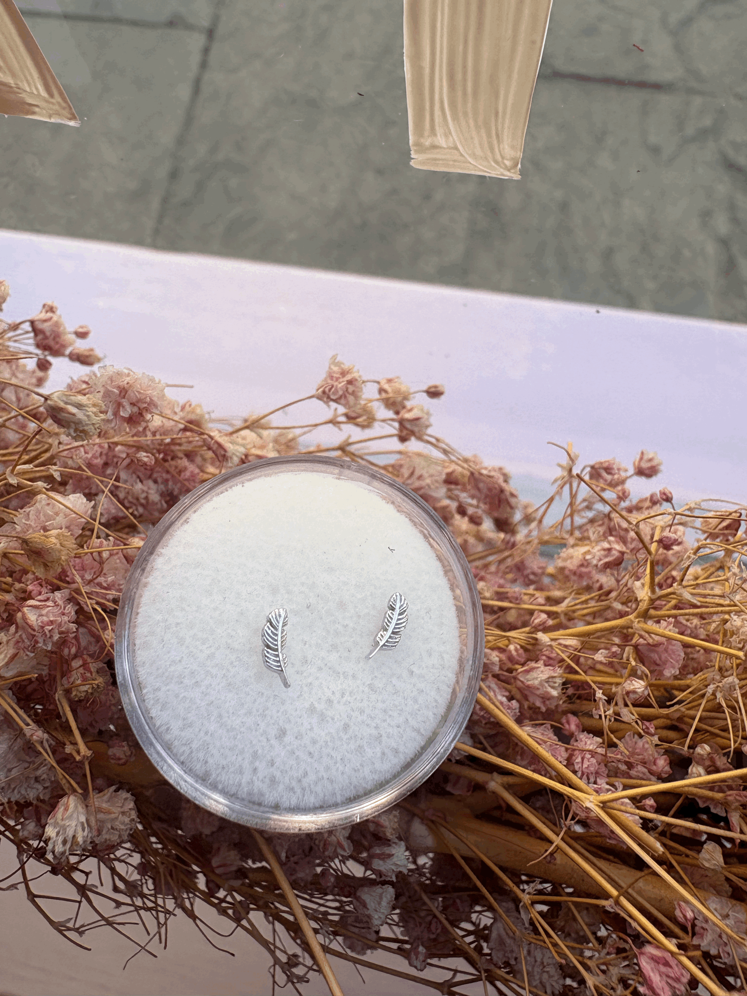 BVLA Tiny Feather 6mm Right Facing White Gold