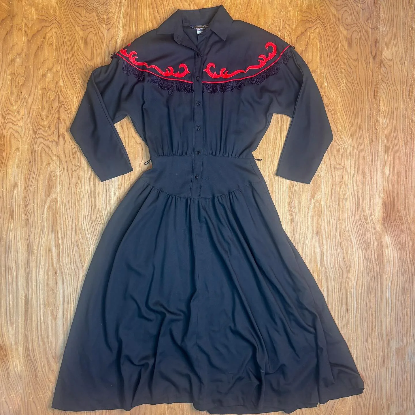 🌹The Scarlett Hour Collection drop starts now🌹

&hellip; and it&rsquo;s entering with bang 💥

This vintage Panhandle Slim western dress is a slow-burn stunner in inky black, with blood-red embroidery swirling across the yoke like a secret spell. F