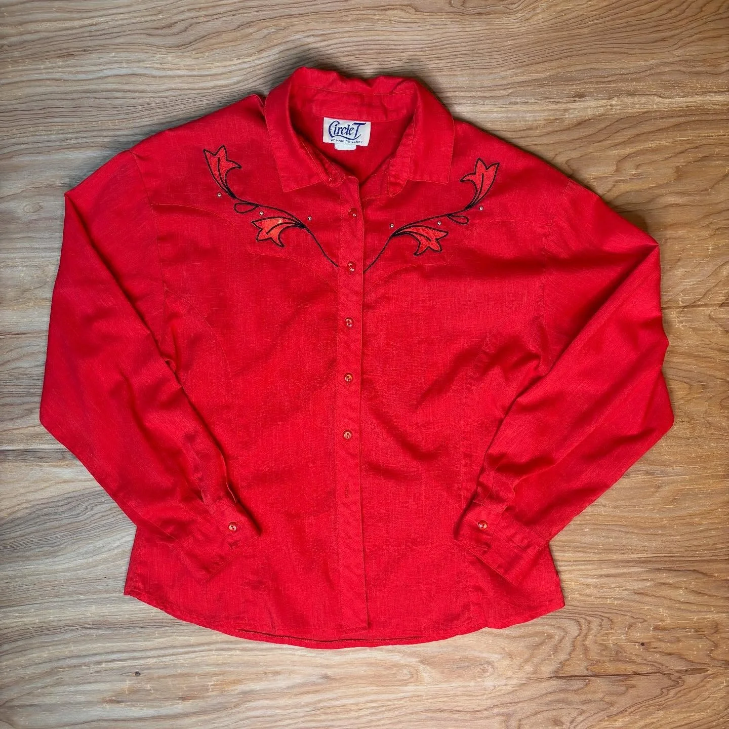 The Scarlett Collection is on 🔥🔥🔥 say hello to drop #5️⃣

Blazing red and bold as ever, this vintage Circle T by Marilyn Lenox shirt was made for the spotlight. Featuring striking black embroidery with subtle rhinestone accents on the yoke, it&rsq