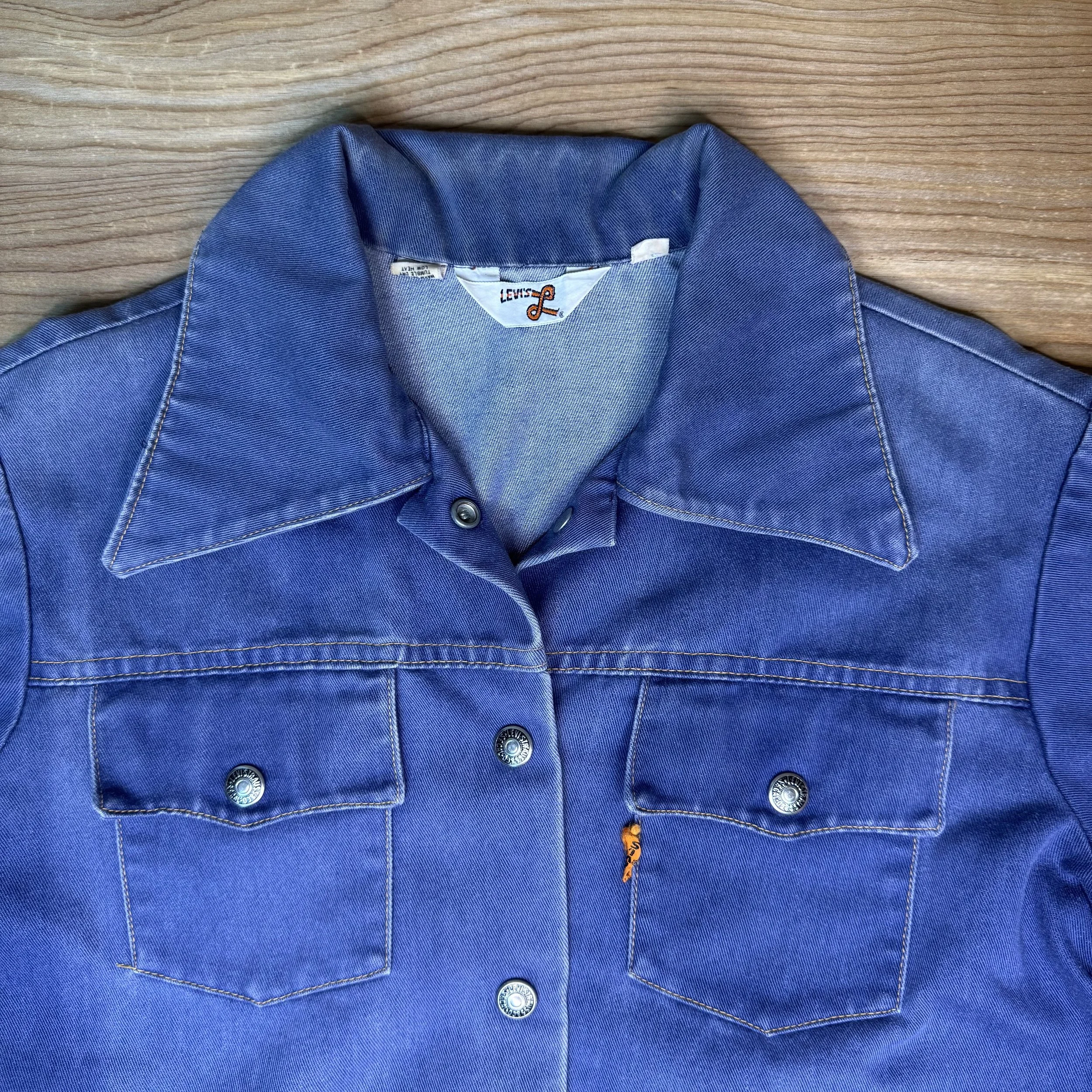 Collar detail: Detailed view of the pointed collar and stitching on the Levi's denim jacket.