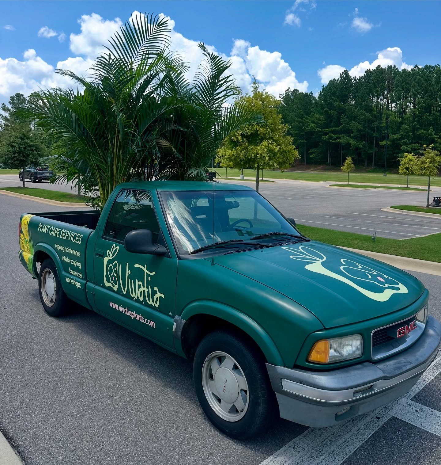 Aaaaa I just needed to share this big milestone with y&rsquo;all 🥲🛻
When this year started, I said, &ldquo;We need a truck.&rdquo; We were doing big installations with our very lil cars, and we just needed more space to transport 🪴

A friend of mi