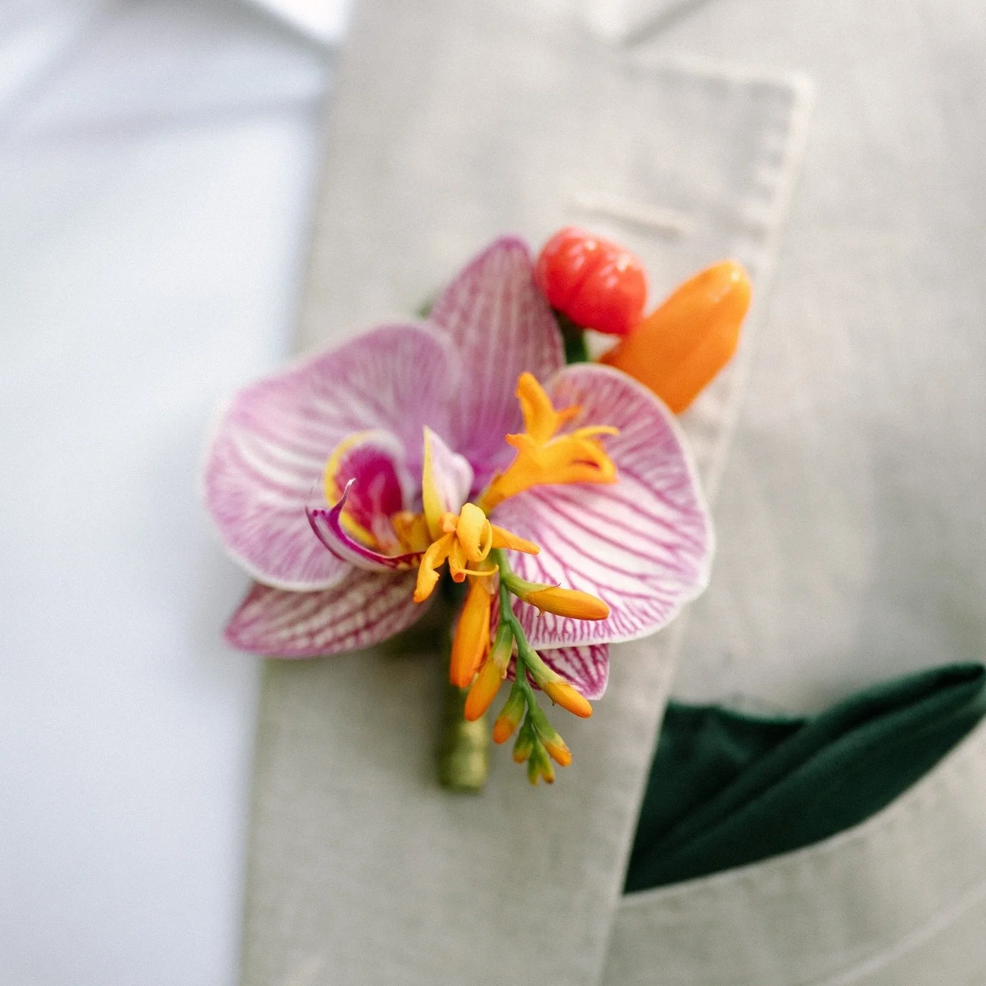 All in the details 🌸🍅

At @tenuta4pini with @tozzistudio 
.
.
.
#weddingflorist #destinationwedding #weddingflowers #buttonhole #bouttoniere #italywedding #italyelopement #romewedding #elopmentwedding #elopmentinitaly #elopement #2025bride #2025bri