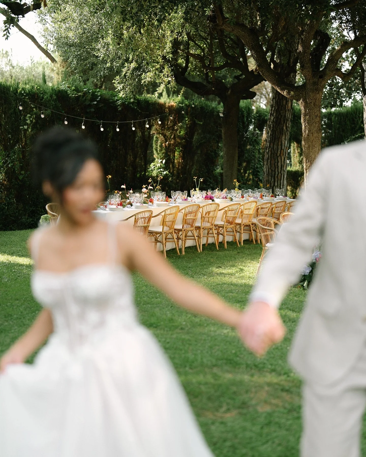 Sun-drenched tables, fresh blooms, and a touch of tomato magic for S + T 🍅🌸

Photographed by @tozzistudio at @tenuta4pini