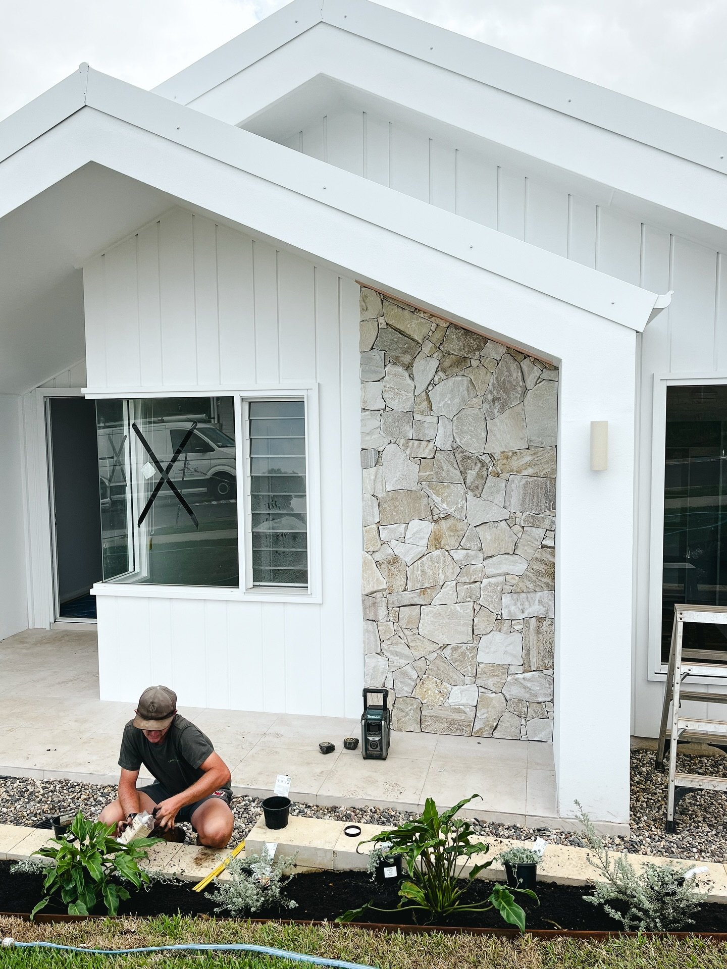 Acton Street&rsquo;s front facade is looking the goods 🙌🏼

When lawns and plants go in you know you&rsquo;re on the home stretch!

We can&rsquo;t wait to see this beautiful garden by @lewislandscapes2023 grow and mature&hellip;

#spechomePortMacqua