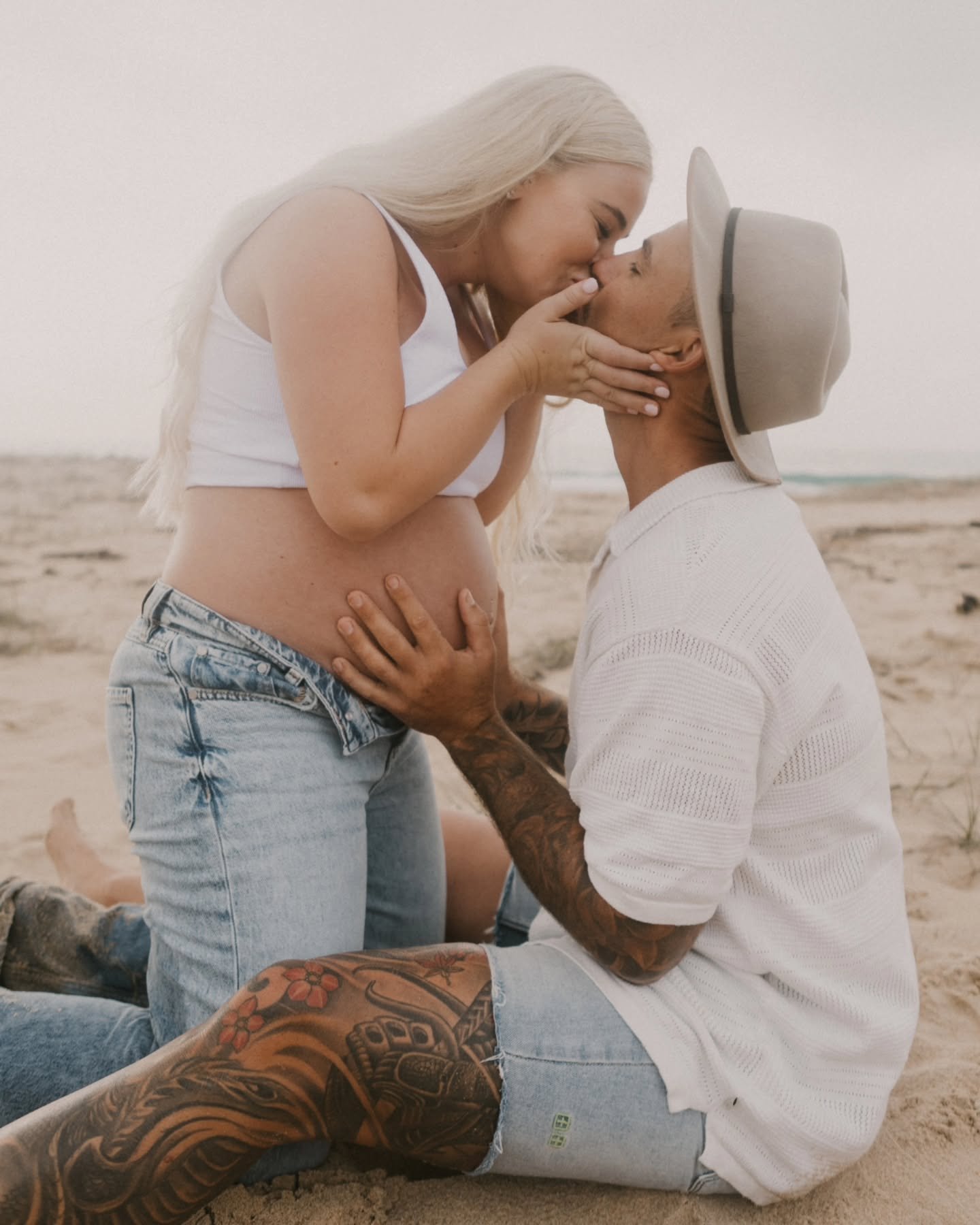 Documenting this first time mumma-to-be and her beloved was an honour 🌹💫 Such a gift to be able to witness couples on the cusp of a whole new life...literally 🥹 @heidi_lee