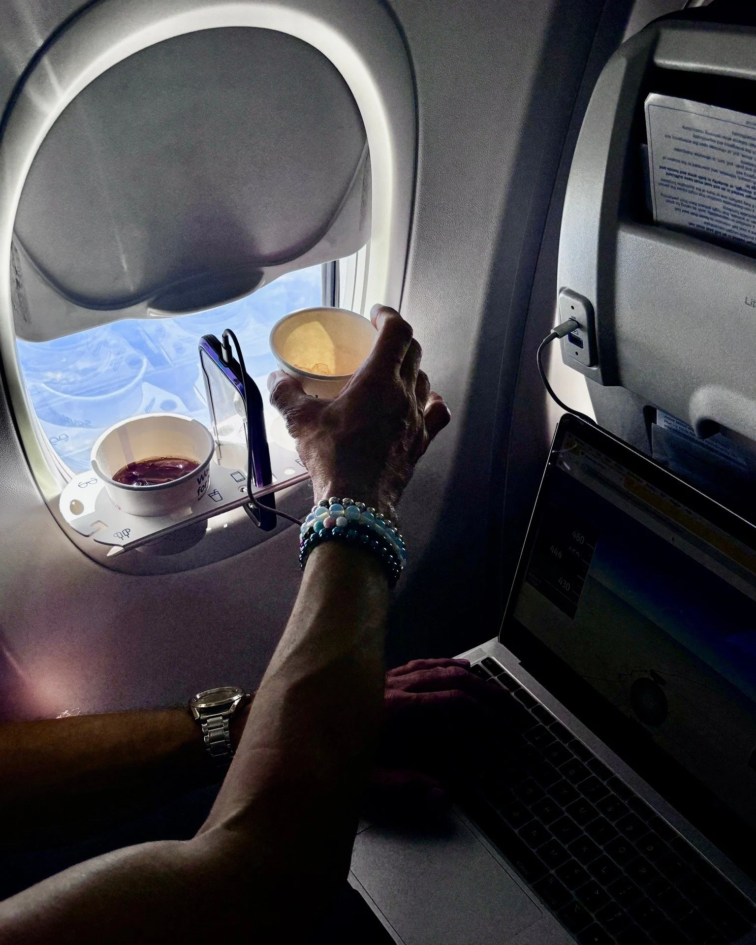 Maximize your comfort and productivity at 30,000 feet.  The ultimate hack for any frequent flyer looking to work smarter and enjoy the trip. Show us your in-flight workstation setup using #BevLedge 
-
-
-
-
-
-
-
#TravelHack  #TravelSmarter #Frequent