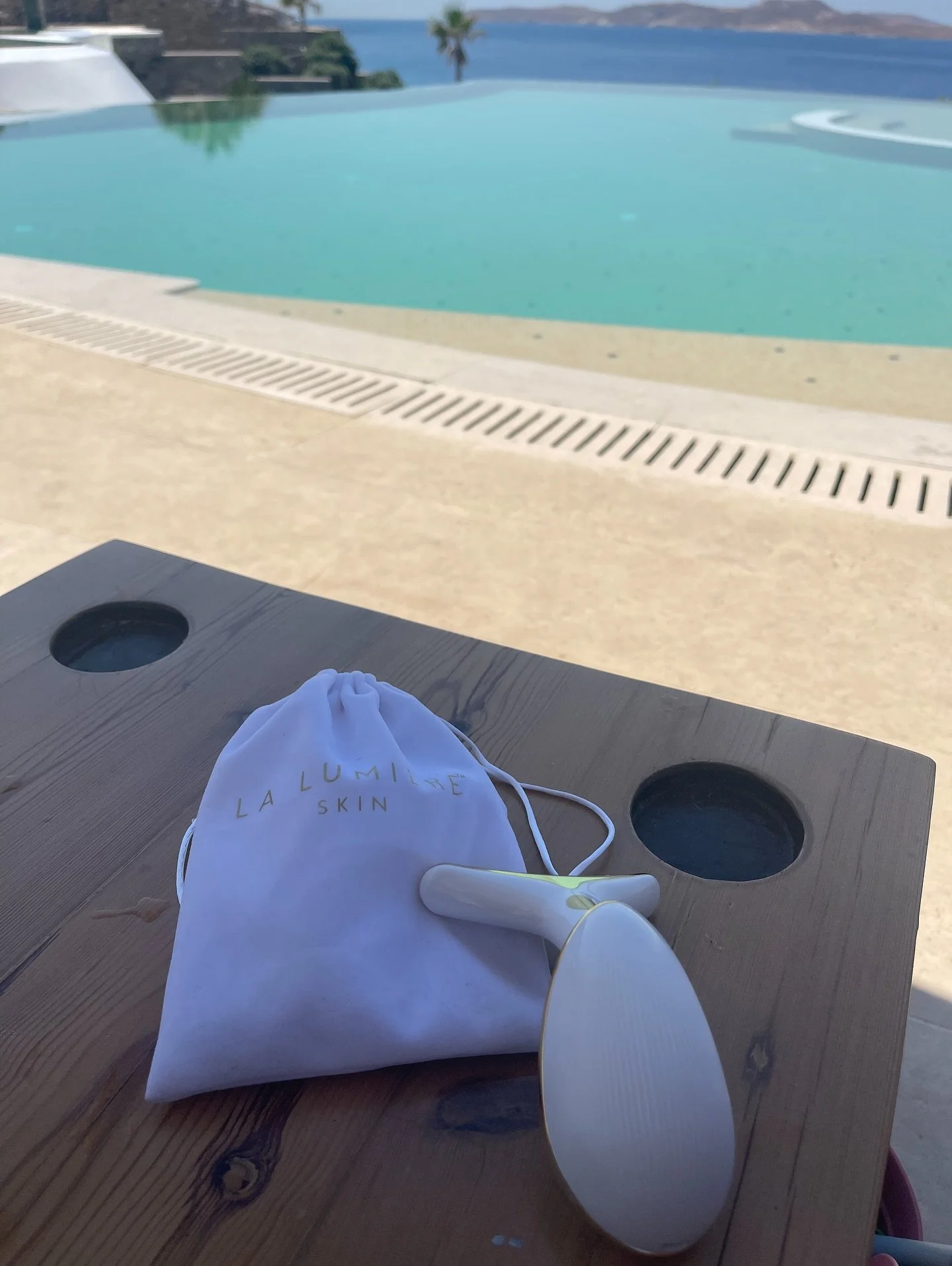 Taking the beauty routine poolside ✨