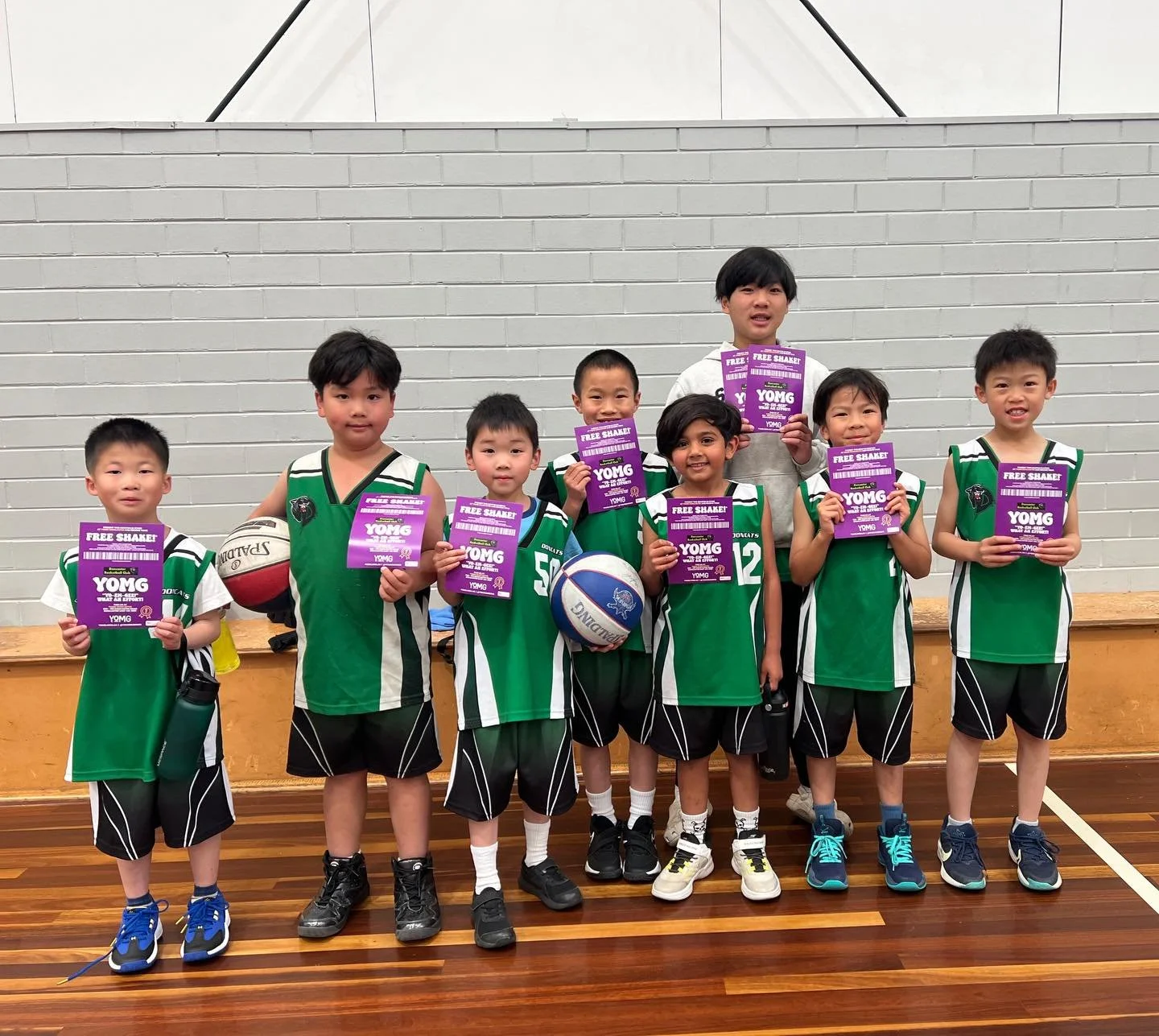 Our Round 6 YOMG Team of the Week goes to the Under 8.2 Boys, winning 22-18🔥🔥

Also special shout out to the Under 14.2 boys who also had a great win, 36-21!

@yomgburgers #basketball #doncaster #basketballvic