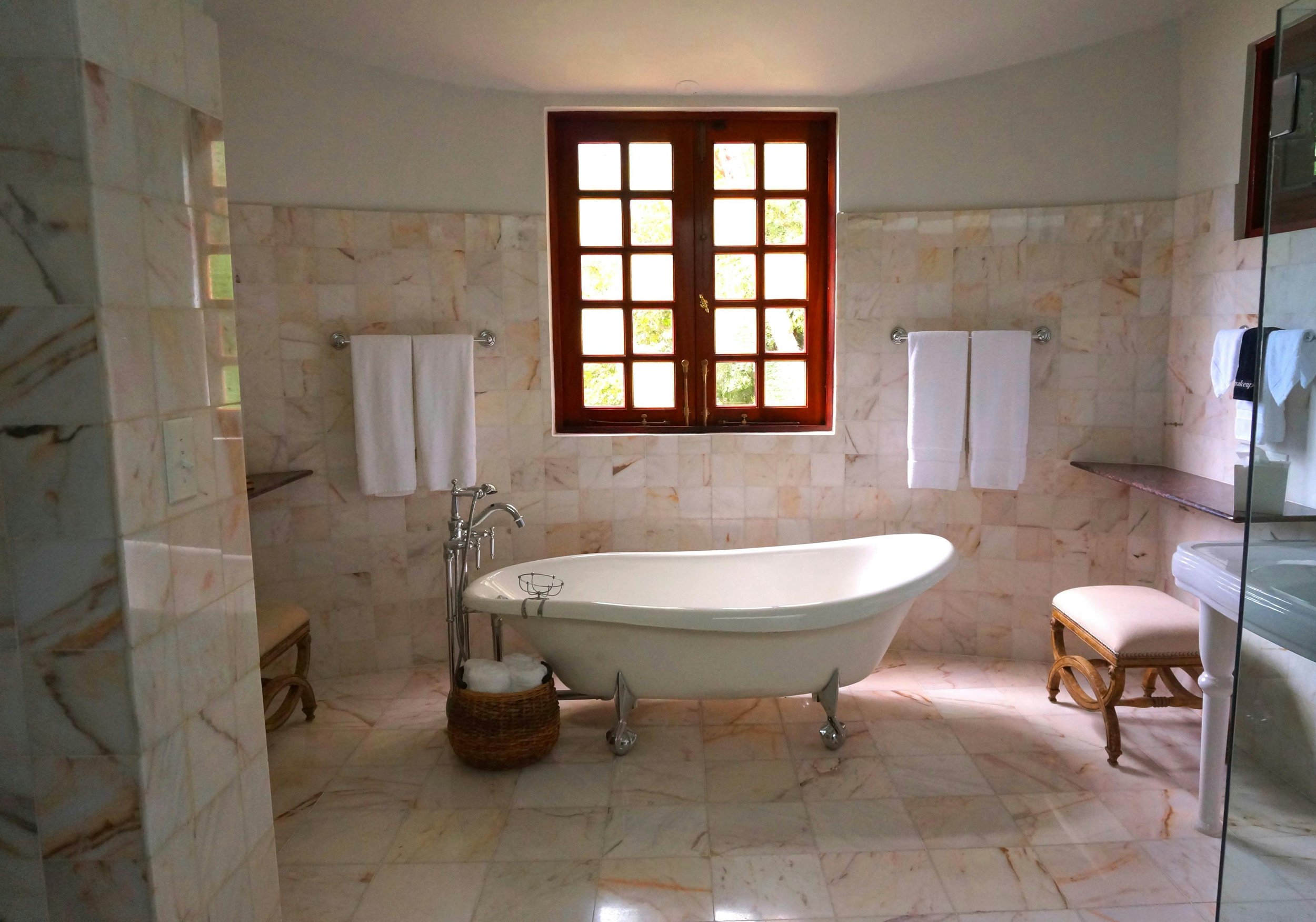 ecru bathtub room.jpg