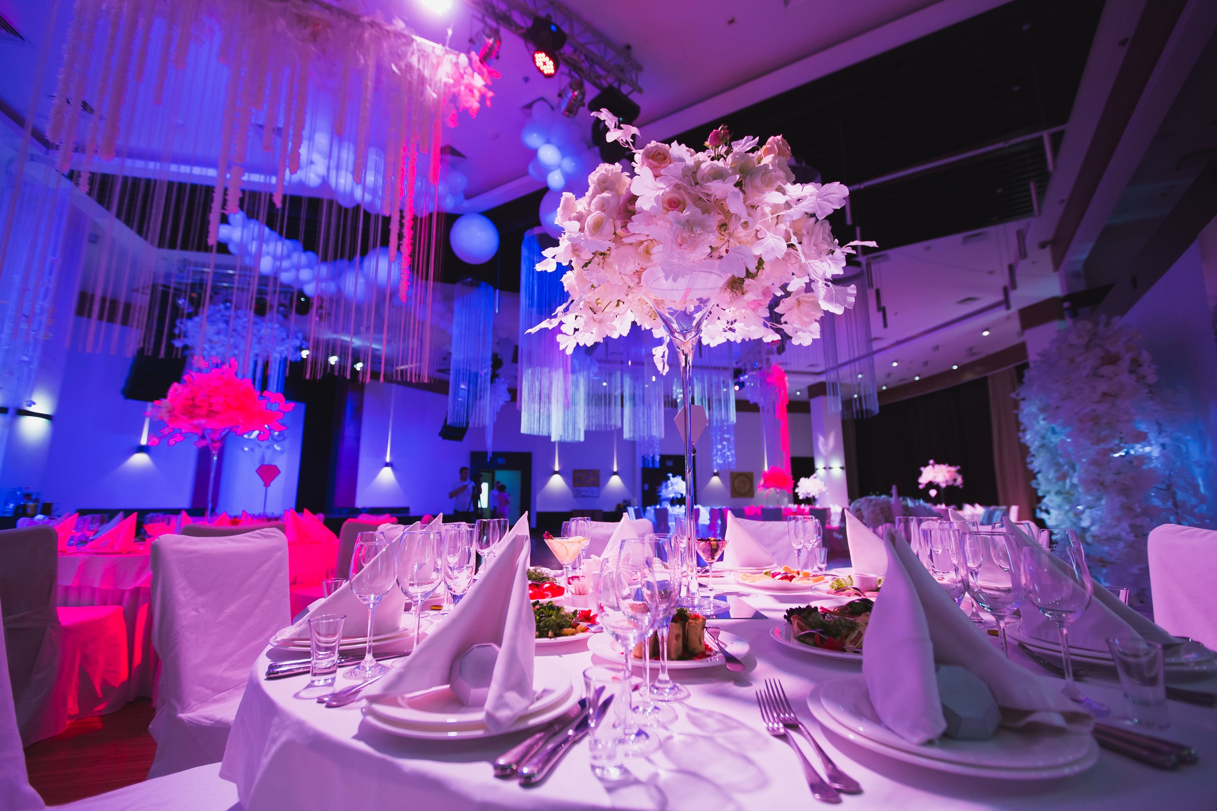 a-grand-restaurant-and-a-ballroom-in-a-luxury-hote-2024-08-08-06-17-05-utc.jpg