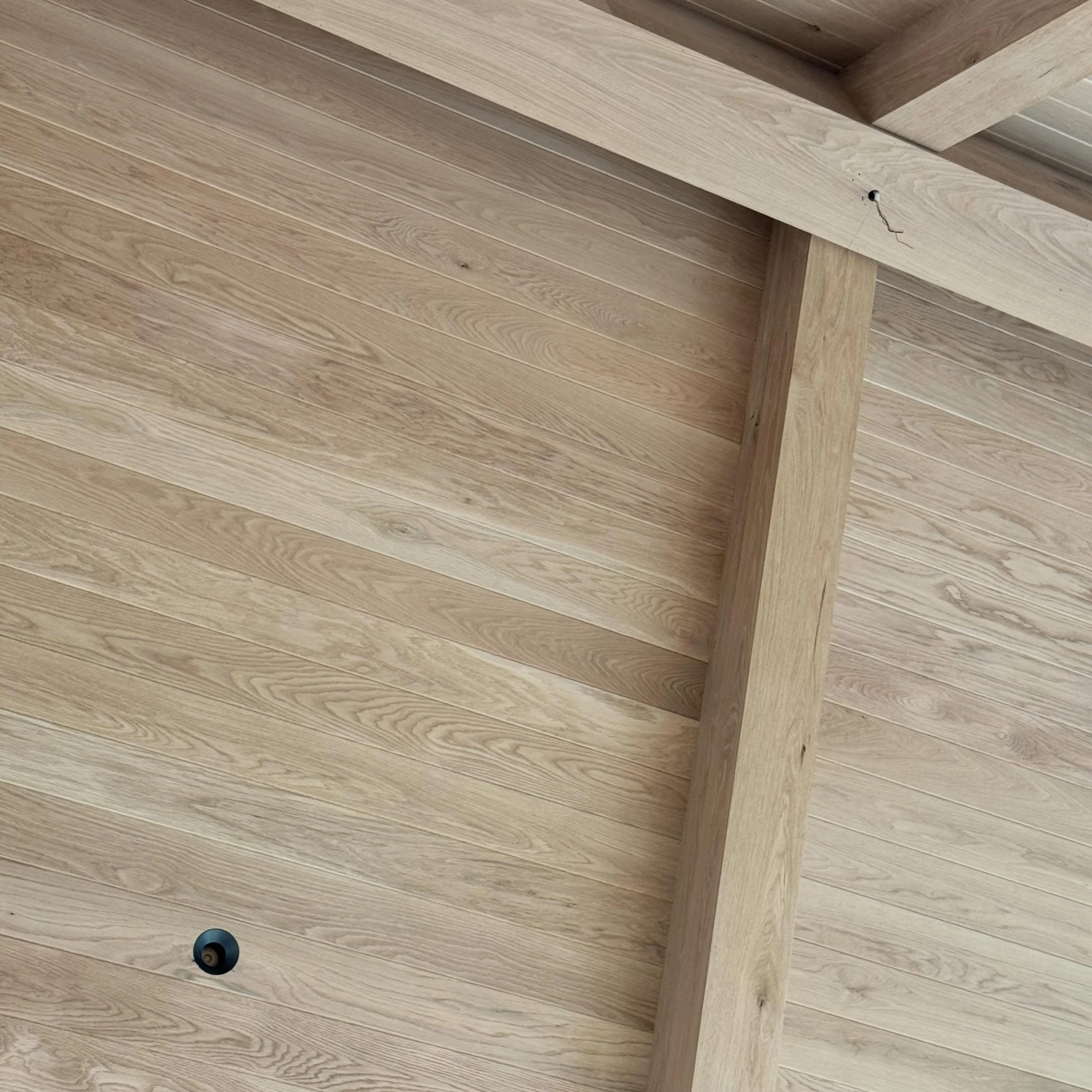 A hill we die on as an interior design studio&hellip; if you have a decorative ceiling such as this beautiful white oak tongue and groove, you should absolutely invest in flangeless trims in your architectural lighting. 

#interiordesign #tongueandgr