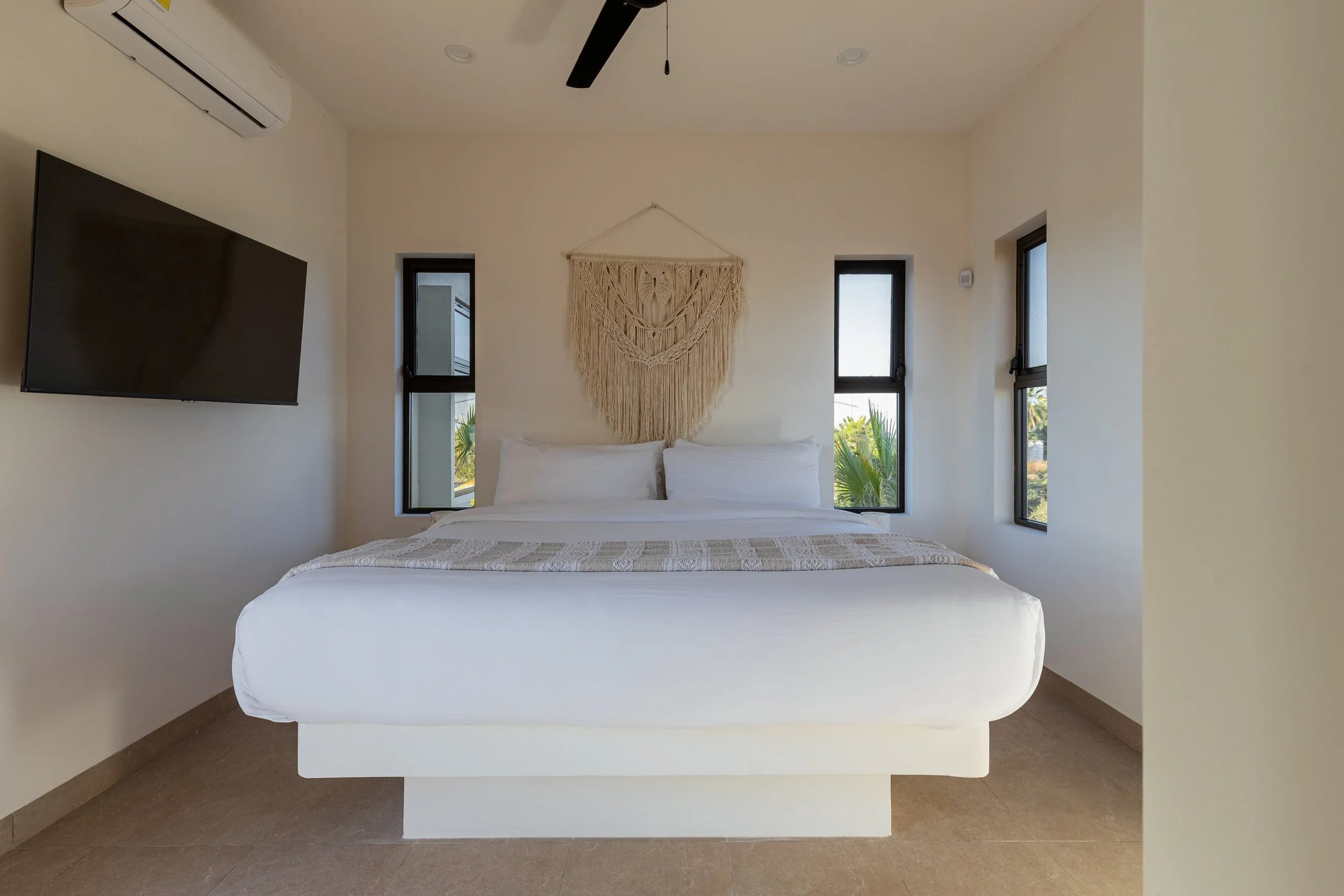 King Bed/En-Suite Bathroom (Double Occupancy)