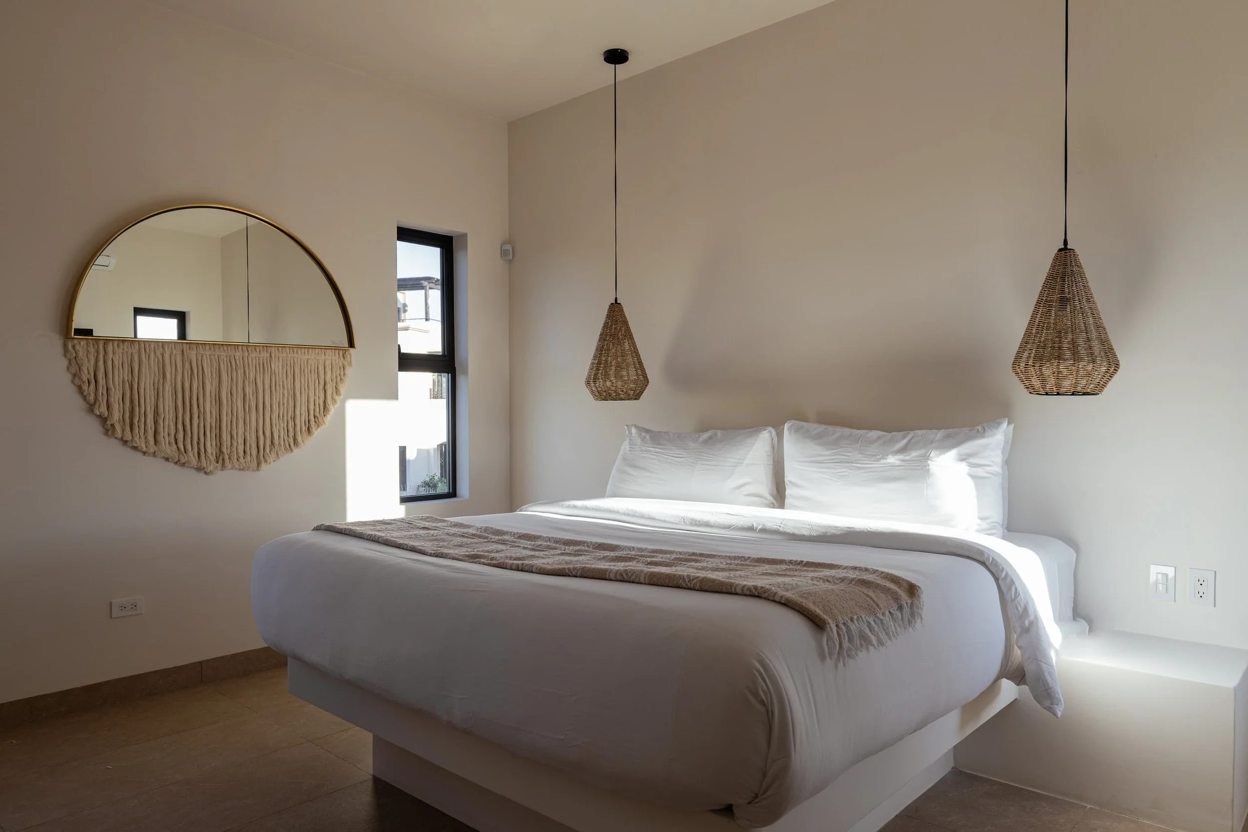 King Bed/En-Suite Bathroom (Single Occupancy)