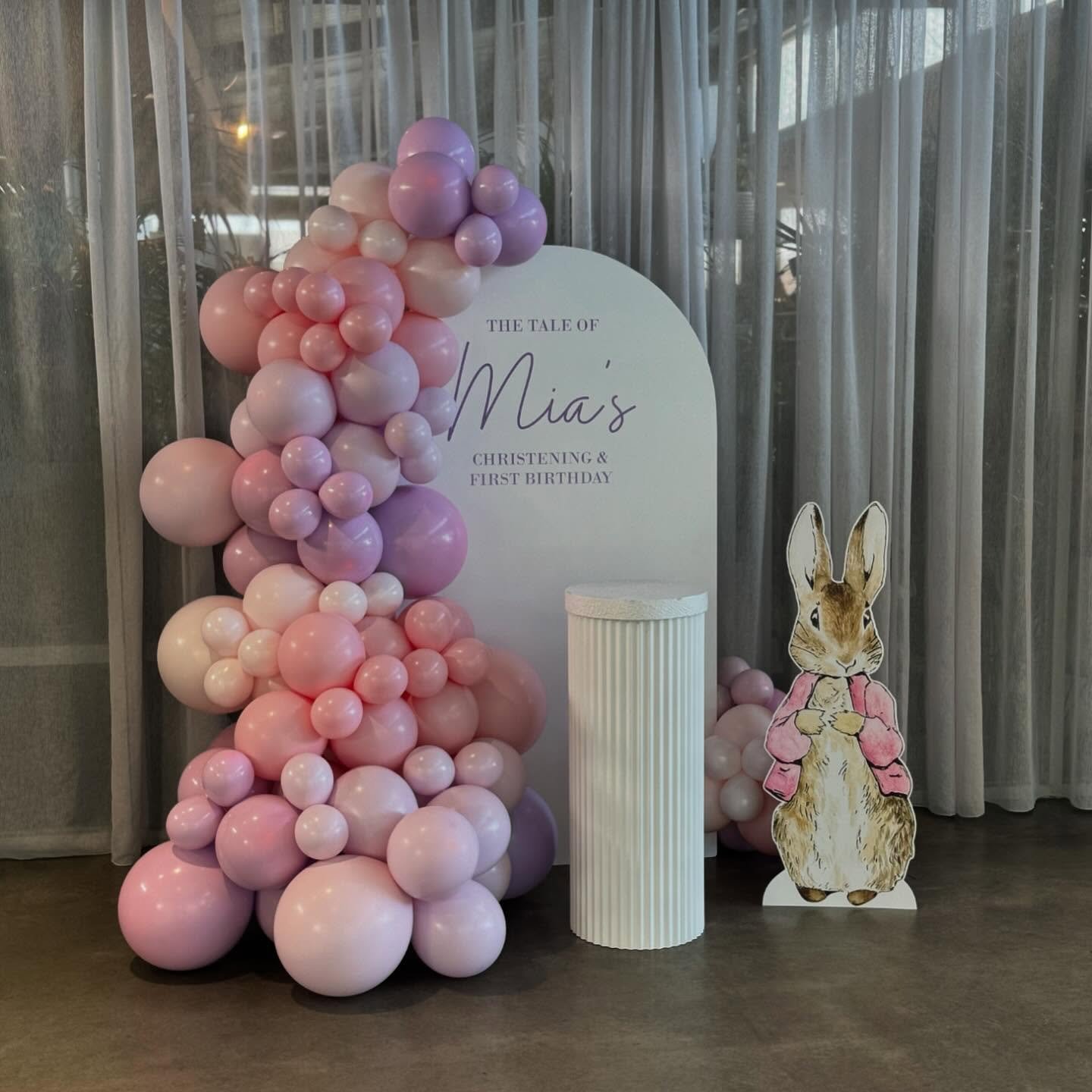 Super cute set up today for a first birthday 💕 love the Peter Rabbit theme 🐰

#firstbirthday #kidspartyideas #kidspartydecor #peterrabbit #peterrabbitparty #christening #pinkpinkpink #baloondecoration