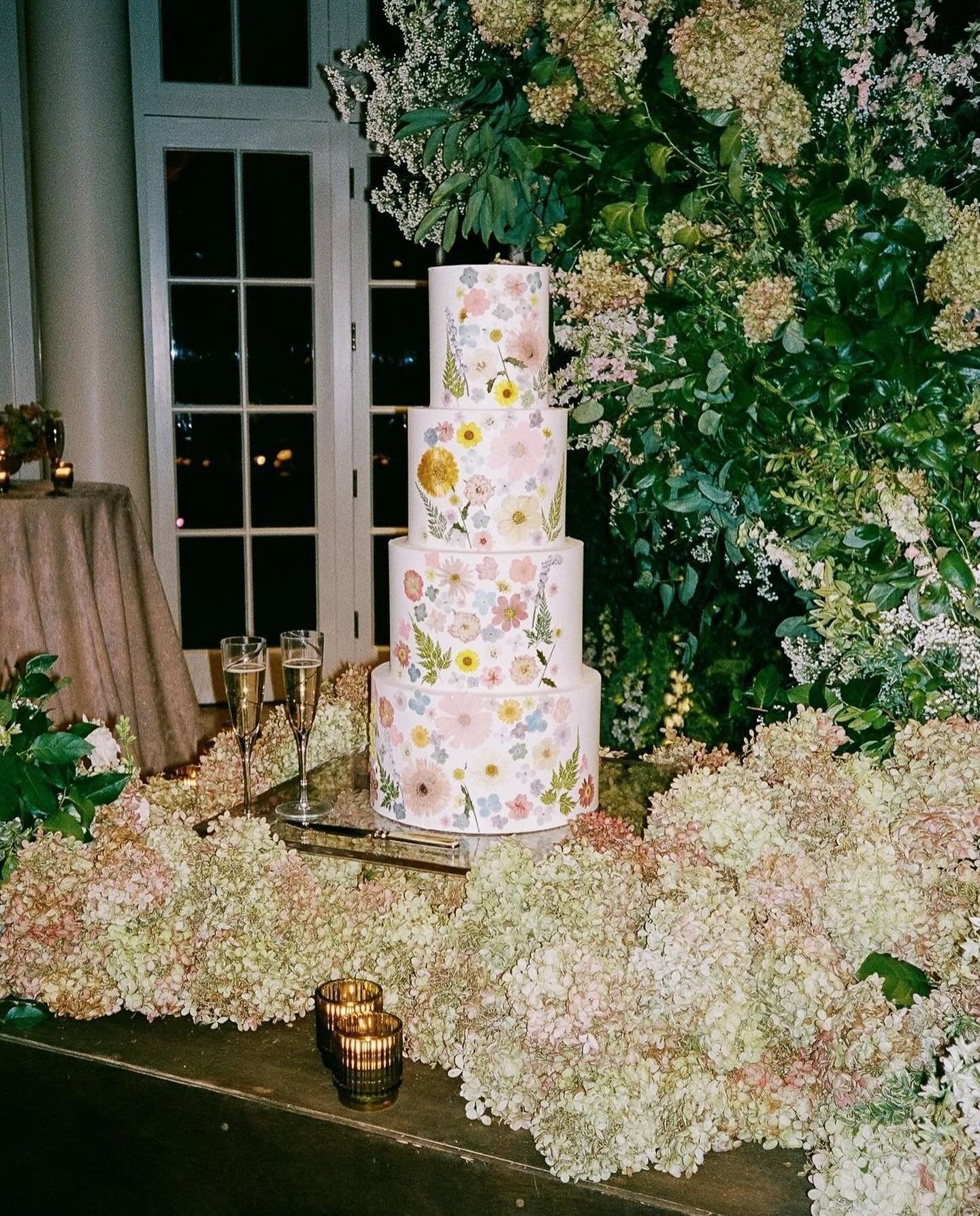 INSPO// Yes Yes Yes to this stunning cake and floral 💕💕💕

Image via @voguemagazine