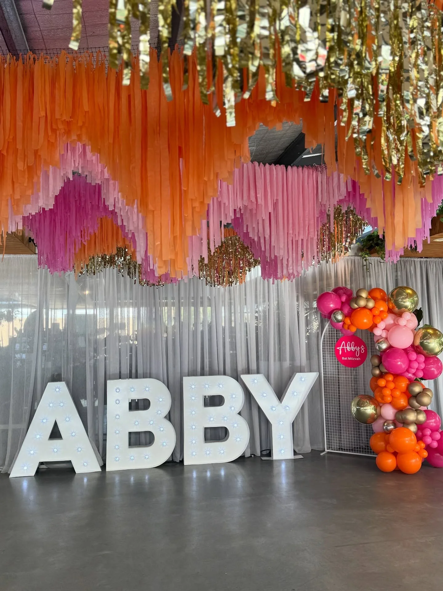 Loved this sweet set up for ABBY on Sunday!
Styling & Floral @designafrica 
Hanging goodness @banginhangins 
Light up letters @one.click.events