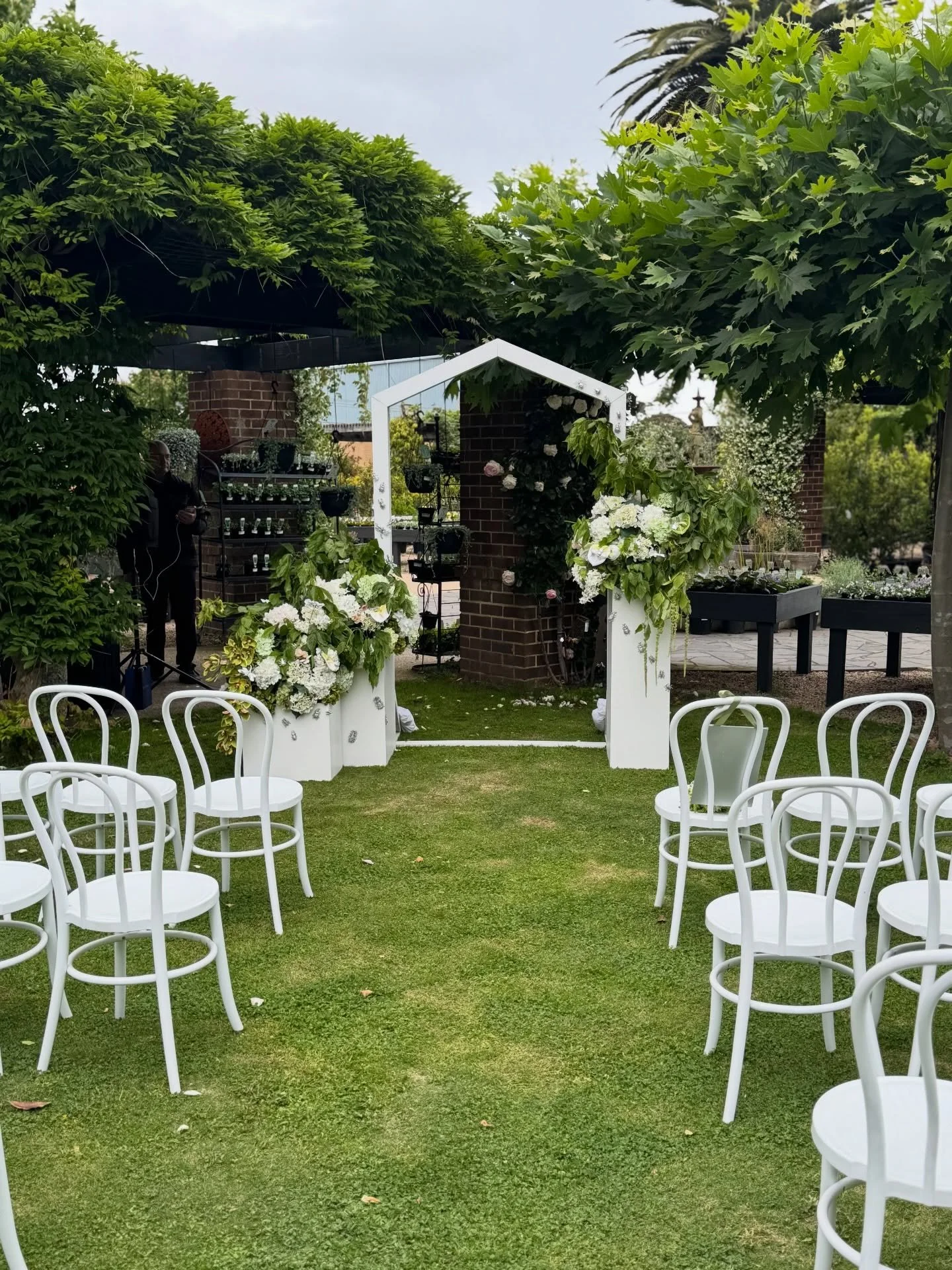 Beautiful wedding set up on the nursery lawn over the weekend 🌿 especially love these cool silver bug details in the floral 🙌

Florals @scoutandwander 
Catering @mintandminglecatering