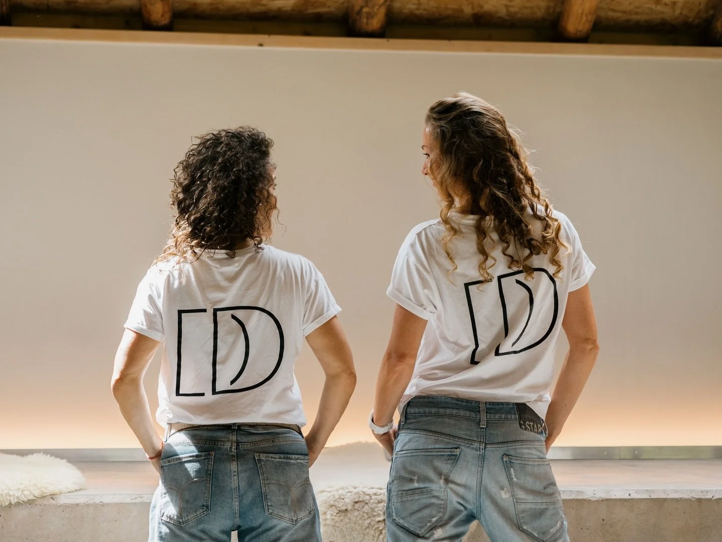 𝕎𝕒𝕥 𝕖𝕖𝕟 𝕘𝕖𝕨𝕖𝕝𝕕𝕚𝕘 𝕛𝕒𝕒𝕣!

Dance on Demand ging echt van start in 2025 en wat hebben we leuke opdrachten en samenwerkingen gehad dit jaar. Alle bruidsparen, bedrijven en collega&rsquo;s heel erg bedankt voor alle mooie momenten. 

Op n