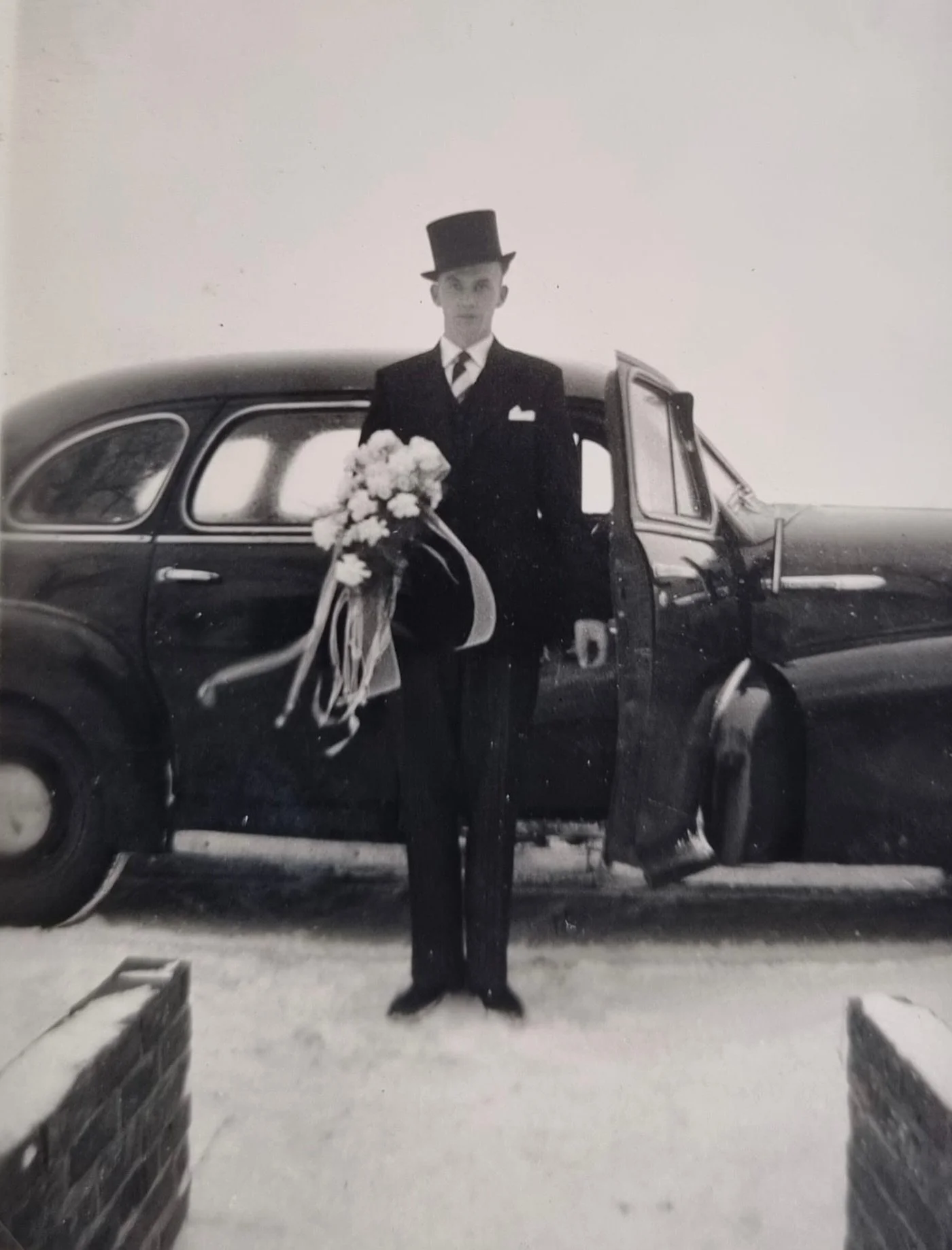 𝔾𝕖𝕥𝕣𝕠𝕦𝕨𝕕 𝕠𝕡 𝕧𝕒𝕝𝕖𝕟𝕥𝕚𝕛𝕟𝕤𝕕𝕒𝕘

Dit zijn mijn ouders en die trouwden op 14 februari 1956. 
Valentijnsdag was er toen nog niet vertelde mijn moeder. 
Ze zijn meer dan 60 jaar getrouwd geweest! 

Op het nummer Rode Rozen danste mijn v