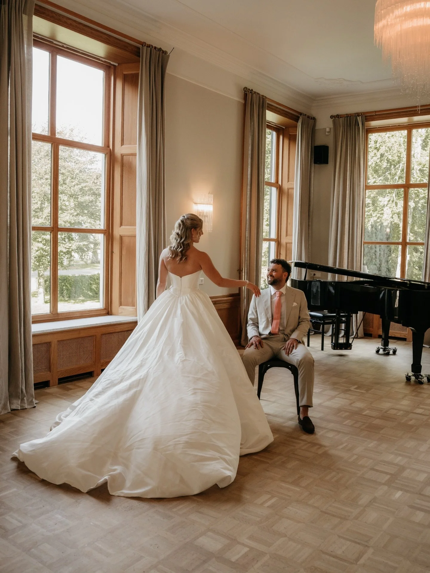 ℂ𝕙𝕒𝕚𝕣𝕕𝕒𝕟𝕔𝕖

Voor een openingsdans is het erg leuk om een prop te gebruiken. Zo hier met een stoel.
Een leuk detail van deze prachtige jurk van Feliz Novia is dat de rok er ook af kan, swipe naar rechts en ontdek&hellip; 

Styled shoot foto m