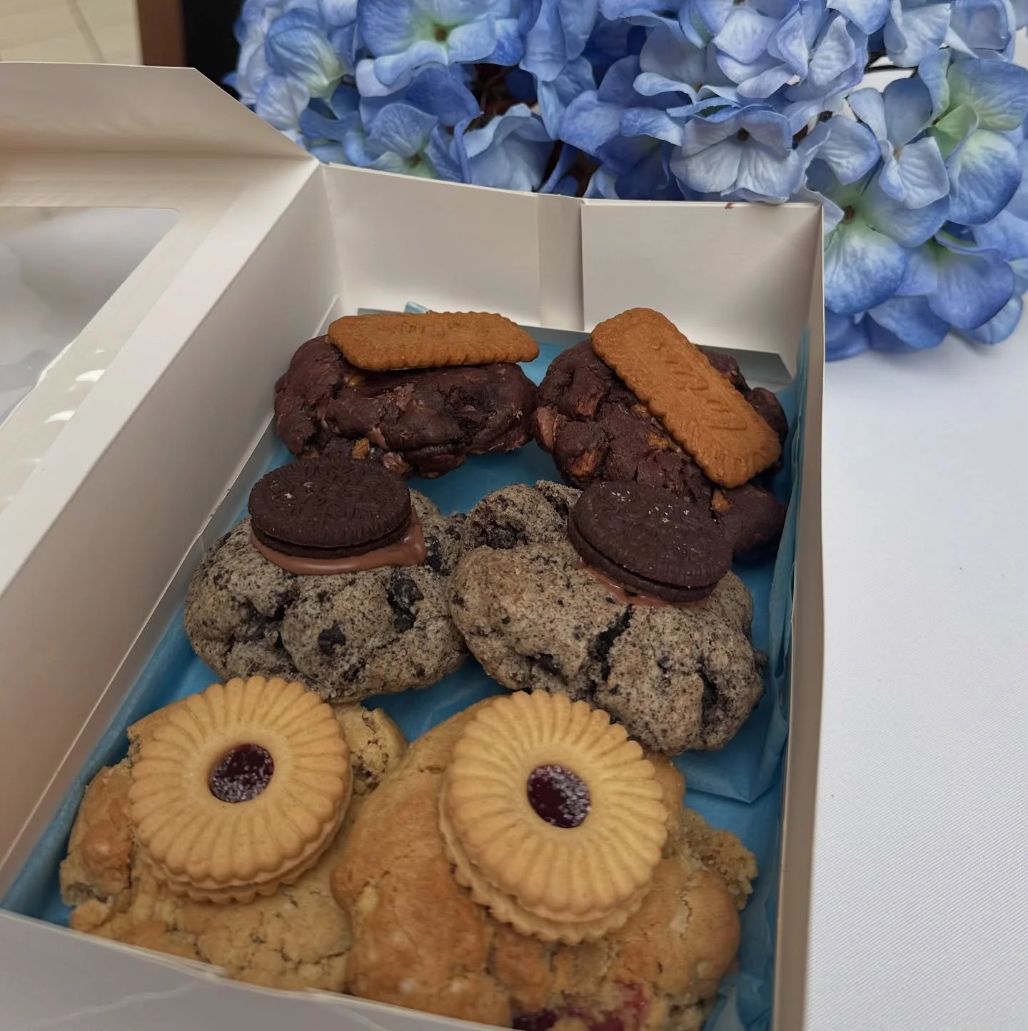 🩵🩵 COMPETITION TIME 🩵🩵

Win a box of 6 NYC style cookies of your choice from the Blue House Bakery stand at the Go Inspire Market in Wimbledon Quarter on Saturday 30th August. Come to the stand and pick your favourites 🤩

To enter:

🩵 Follow @b