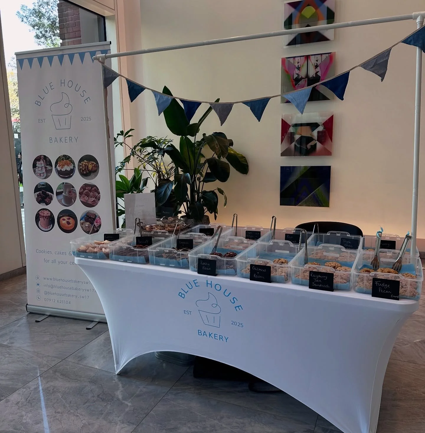Cookies and cookie cups on the menu for today&rsquo;s corporate pop up! 🤩 Views not bad either 😍

Thanks @idohandmadepopup for the opportunity! 

#bluehousebakerysw17 #femalebusiness #bakery #cookies #nyccookies #cookiecups #stuffedcookies #london 