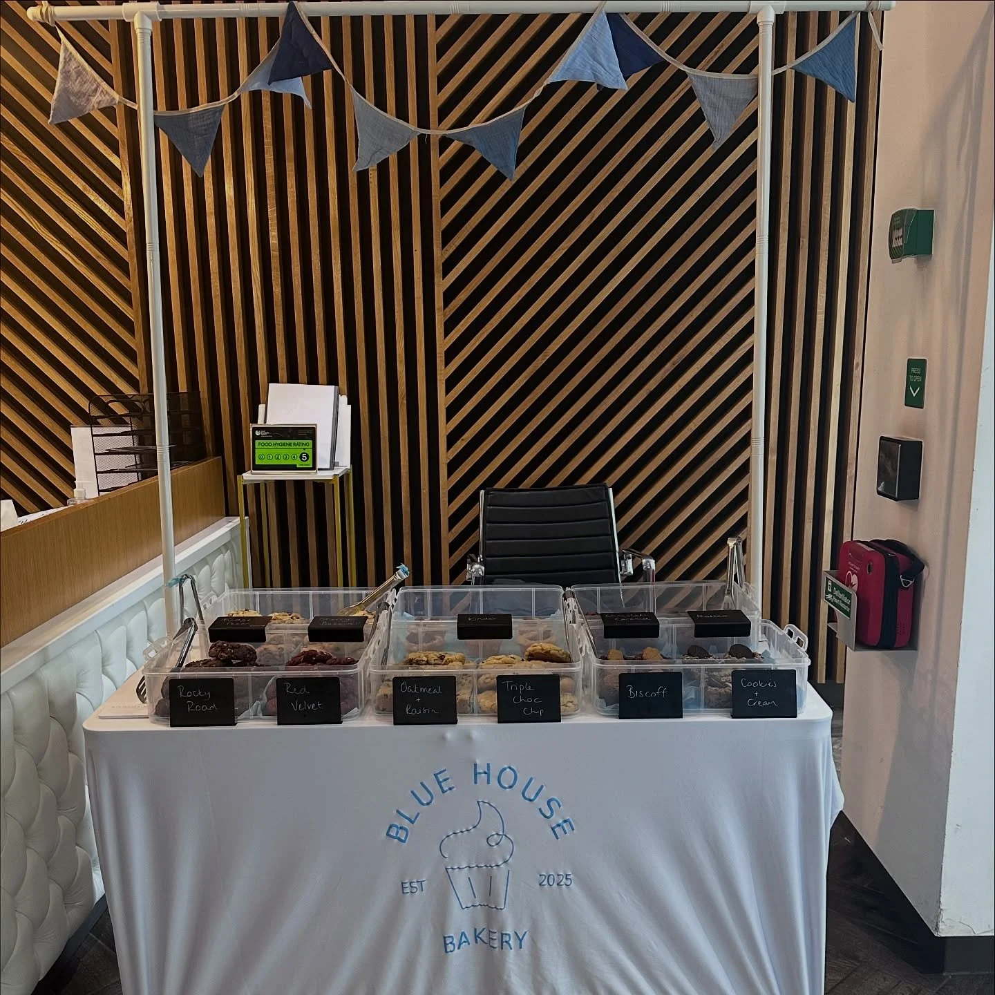 Back in central London today for another corporate pop up 🍪🩵

#bluehousebakerysw17 #cookies #cookie #cookiecup #femalebusinessowner