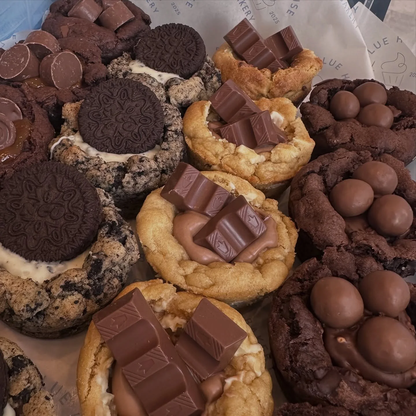 Stuffed cookie cups 🤩

Take a cookie and stuff it with filling and extra yummy bits to decorate - delicious 😋 

These are just four of the 8 options I make - chocolate caramel, cookies &amp; cream, kinder and Malteser! Yum! 

BHB x
