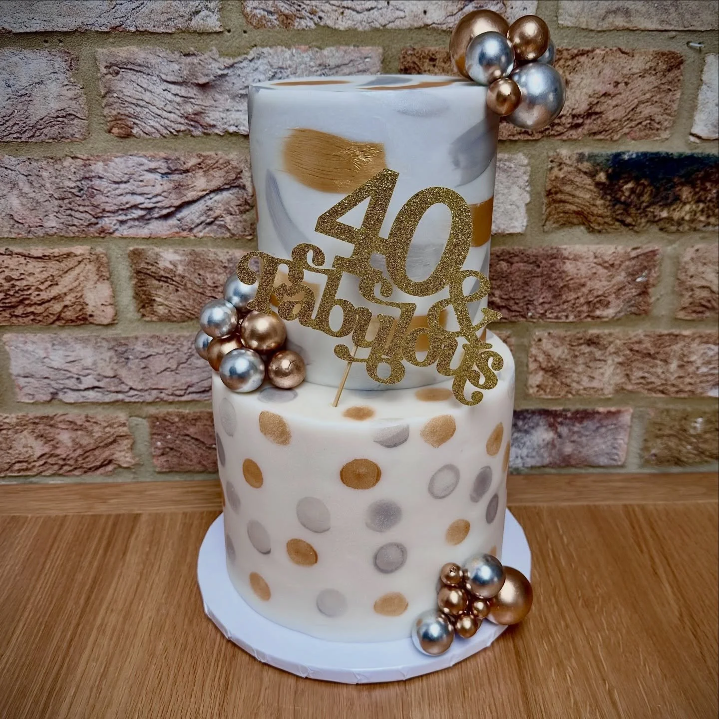 Silver and gold themed cake for one of my fave people&rsquo;s birthday celebrations last night - top tier of chocolate fudge, bottom tier white chocolate and raspberry

Happy birthday C! 🎂👯&zwj;♀️🩵