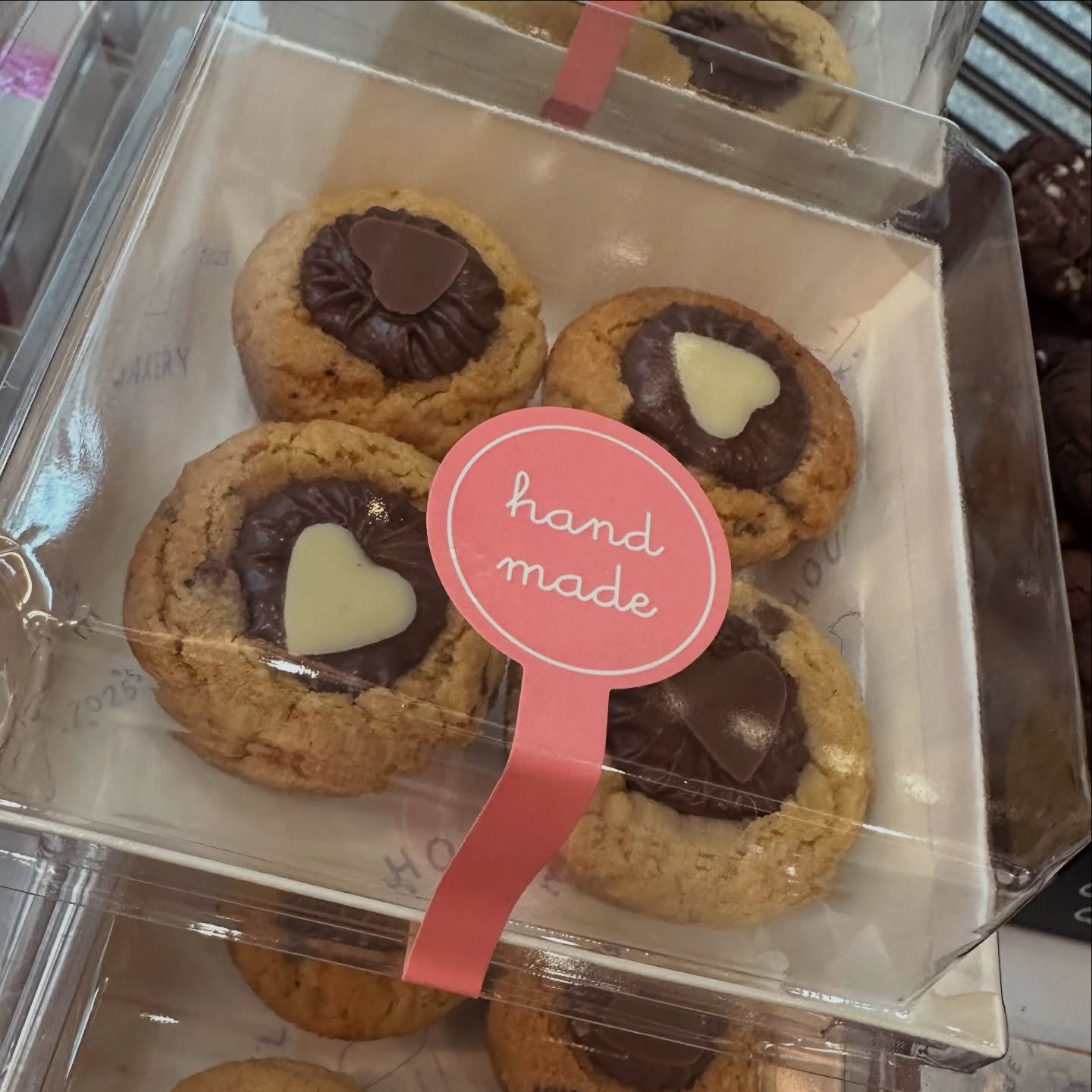 A little valentines treat box filled with mini chocolate filled cookie cups for today&rsquo;s pop up ❤️