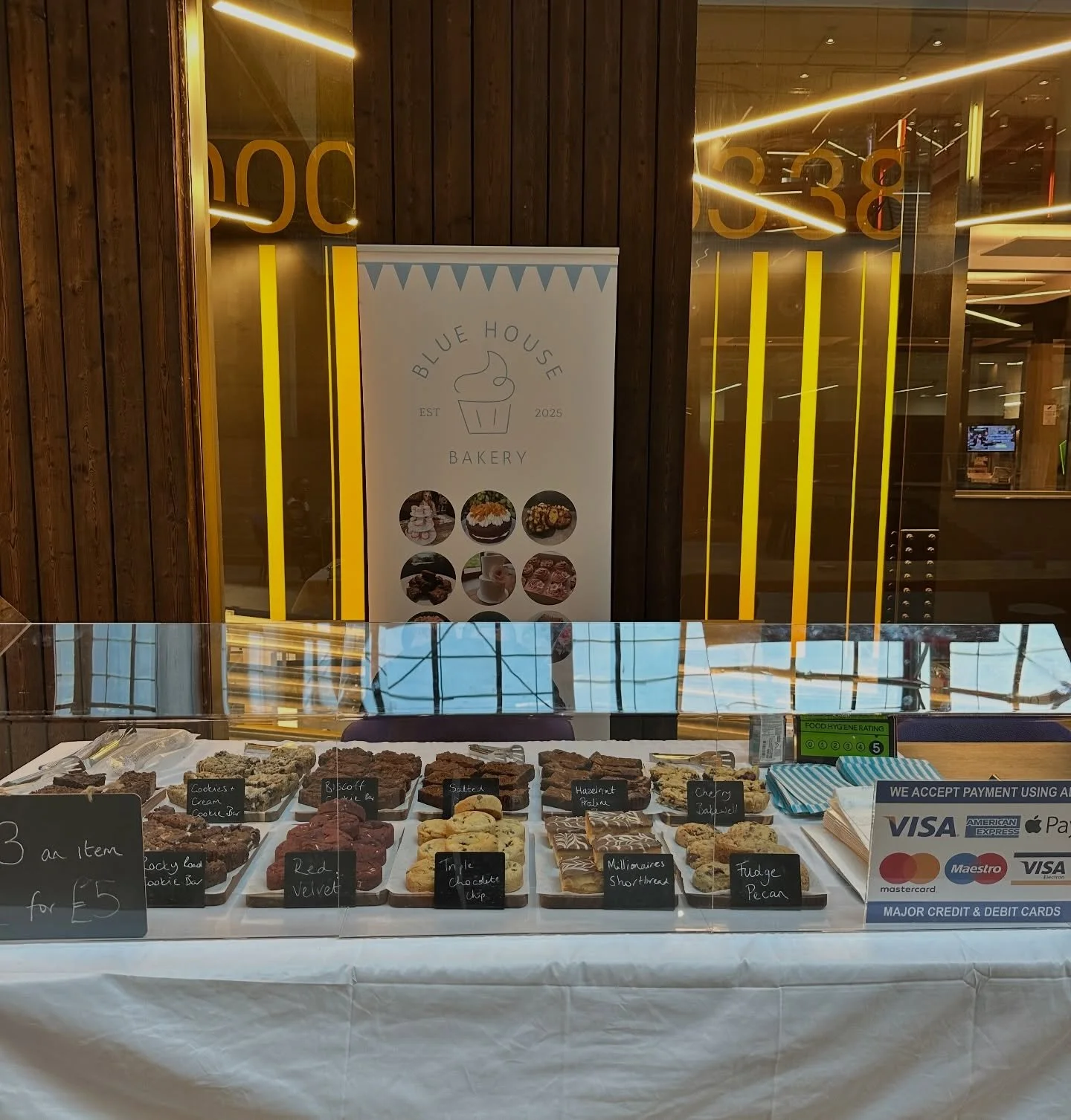 First pop up of the week 👍🏻🩵

All the treats available until 3pm (or I sell out!) 🤞🏻🤞🏻

Wonder if the movie star I saw in the building will pop by and buy a treat 🤩 🎥 

@vendorbookinguk