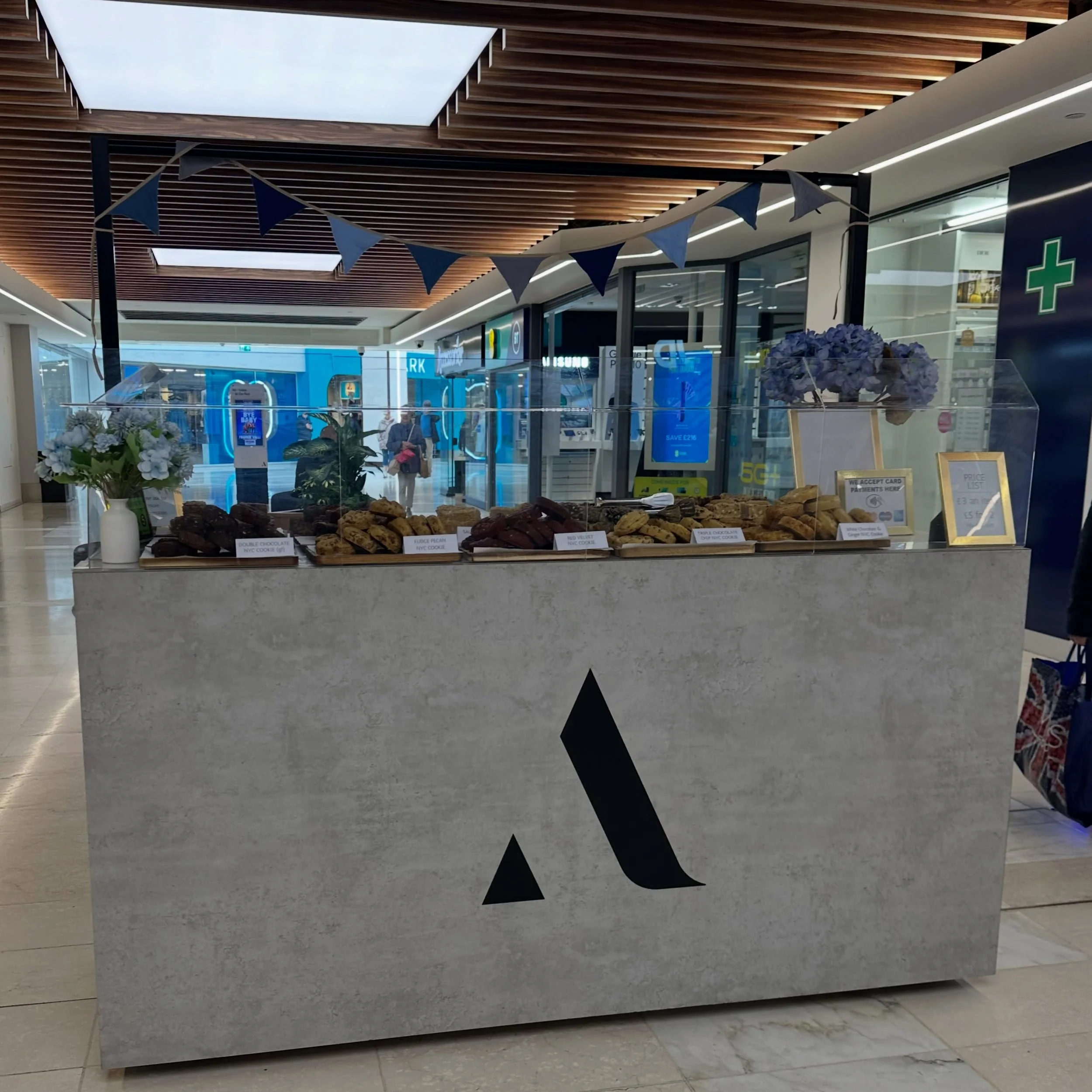 We are open at @ashleyepsom - first time here and hoping for a good day 🤩

Cookies, cookie bars, brownies, flapjacks &amp; banana bread available until 6pm (or I sell out - forever hopeful 😂🤞🏻)