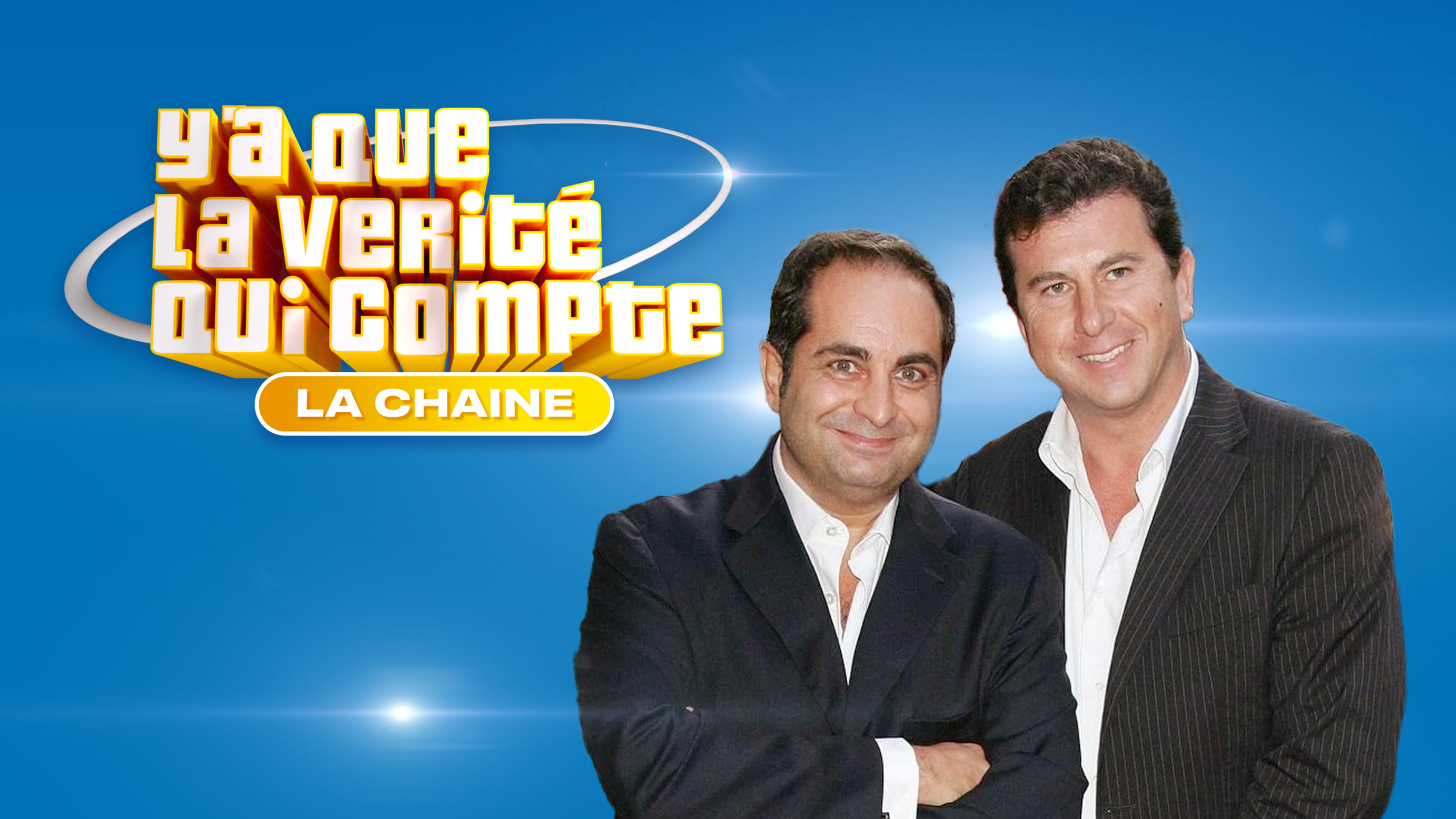 Une image de deux hommes en costume sur un fond bleu avec un logo de style rétro et le texte "Y'a que la vérité qui compte" et "La chaîne".