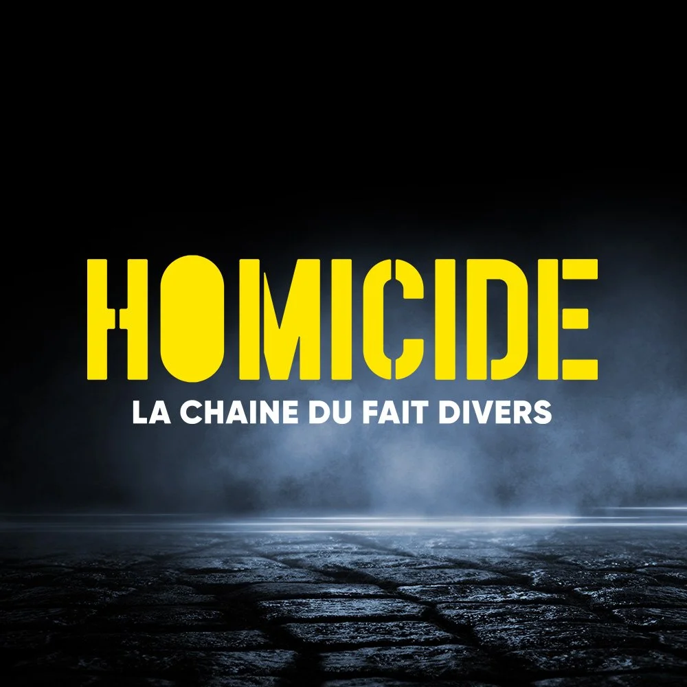 Affiche sombre avec le titre 'HOMICIDE' en lettres jaunes et le sous-titre 'LA CHAÎNE DU FAIT DIVERS' en blanc, sur un fond nuageux ou brumeux éclairé d'une lumière froide.