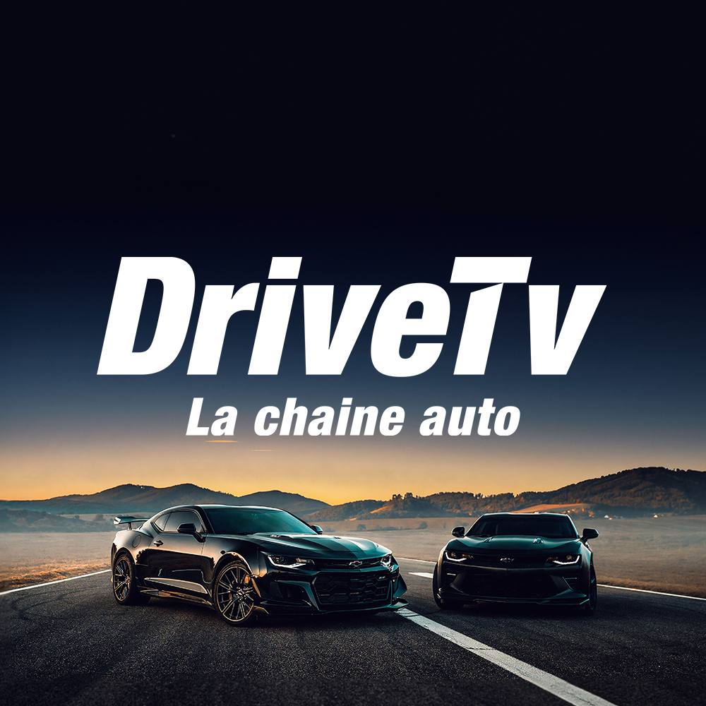 Deux voitures de sport noires sur une route au crépuscule avec un paysage de montagnes en arrière-plan, promotion de la série documentaire 'Drive TV - La chaîne auto'.