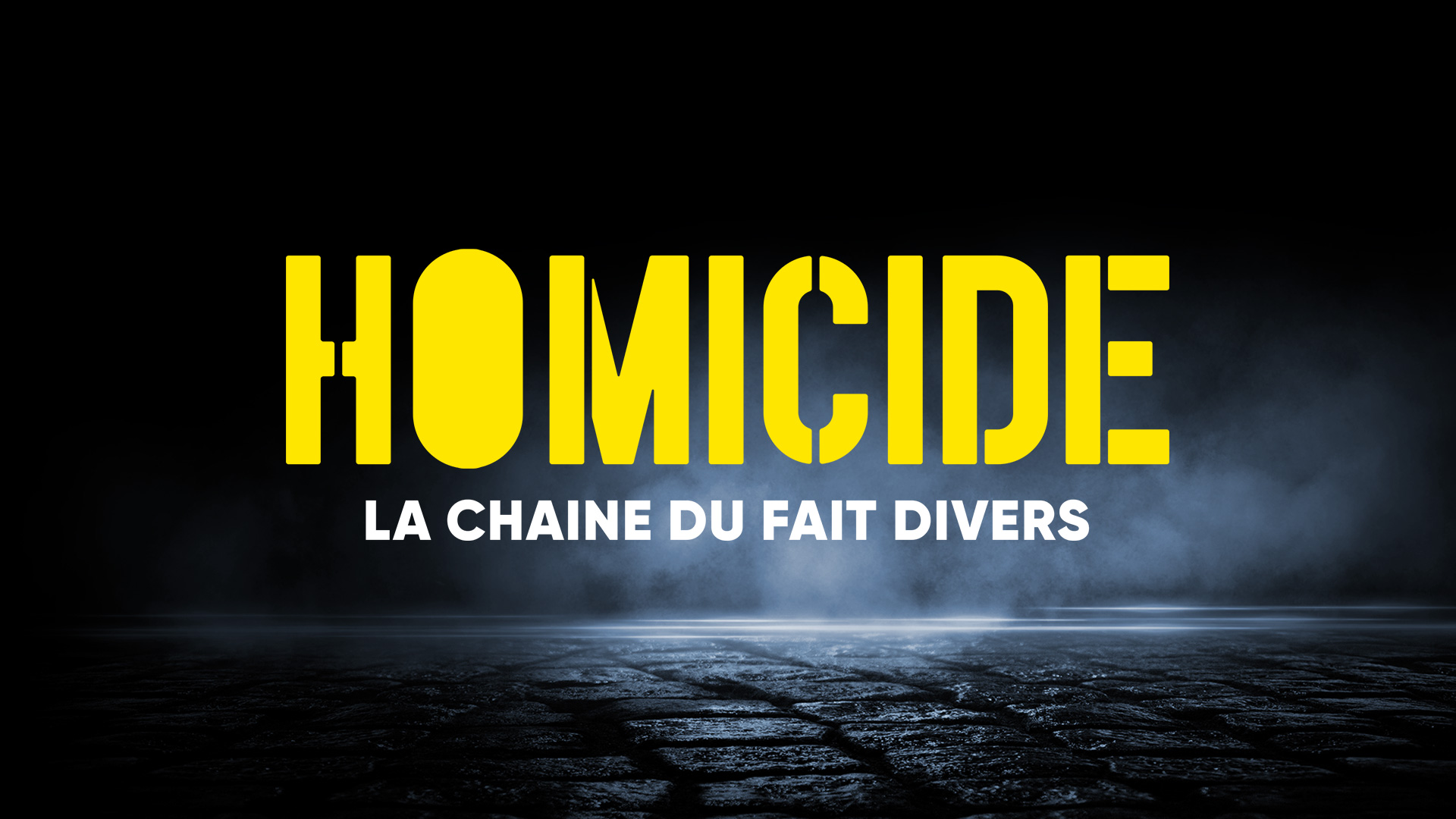 Titre en jaune 'HOMICIDE' avec sous-titre blanc 'LA CHAINE DU FAIT DIVERS' sur un fond sombre avec un sol pavé et de la fumée