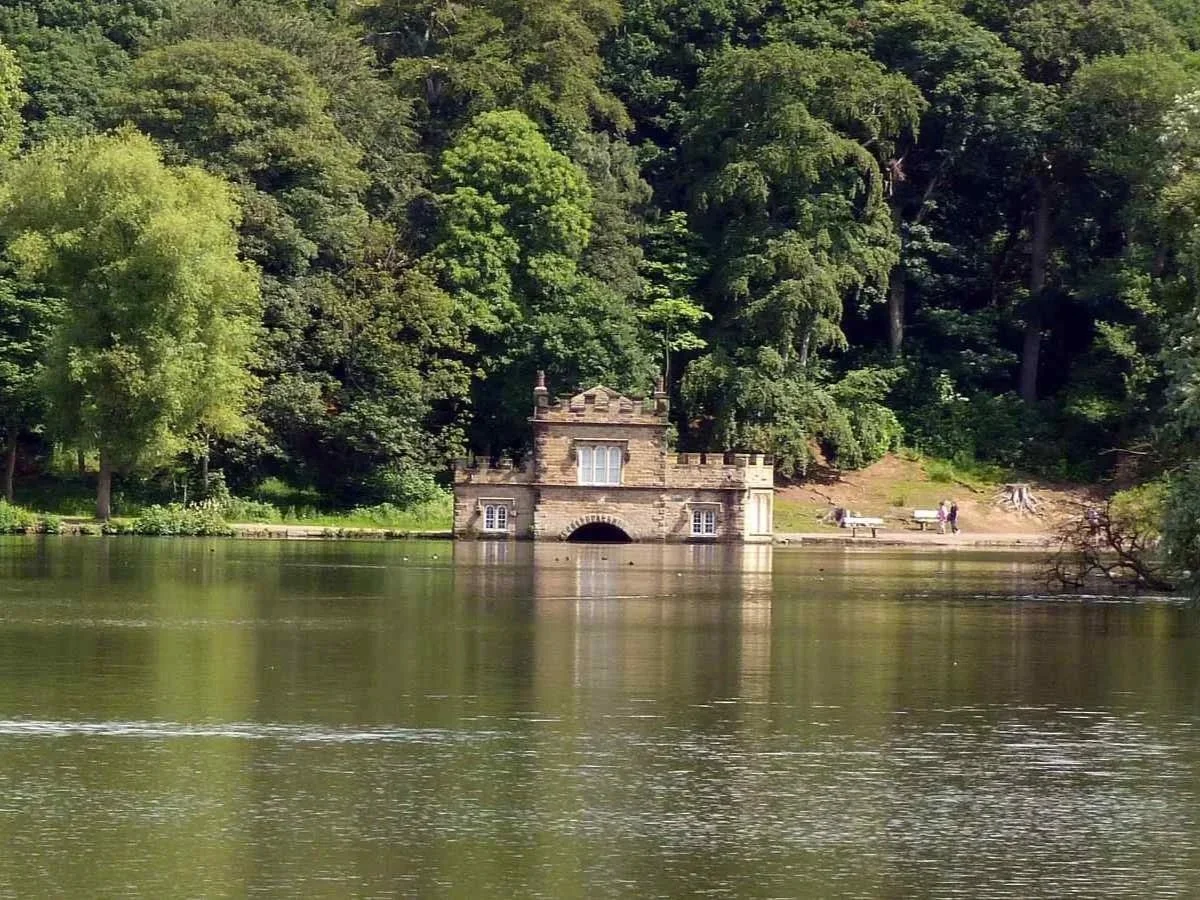 Newmillerdam-with-boathouse.jpg