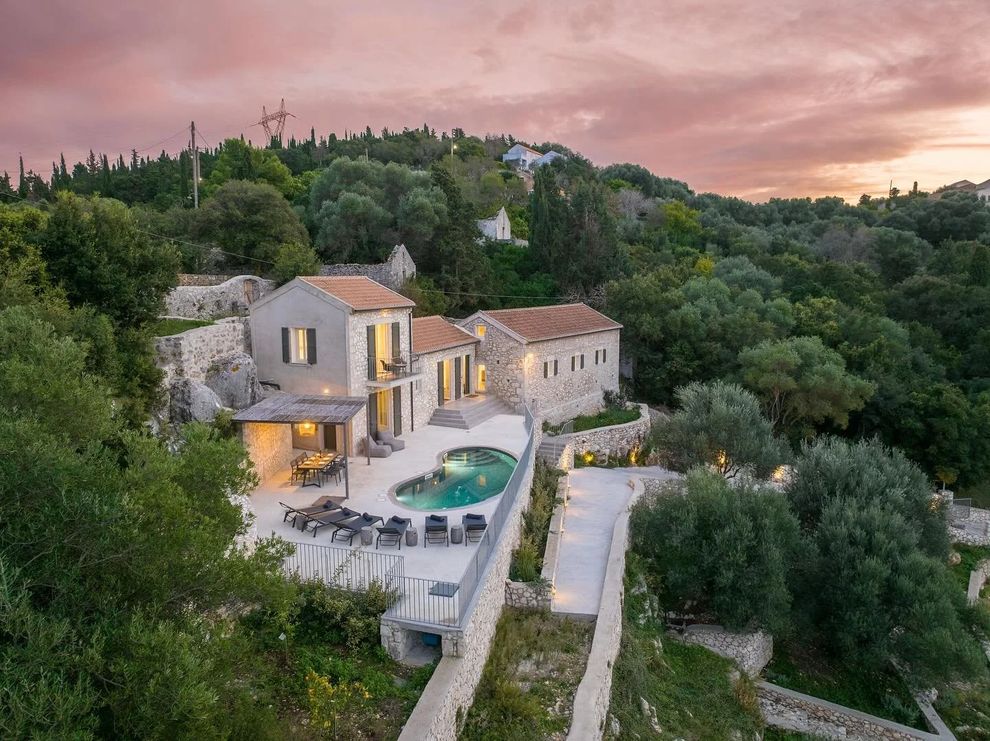 golden hour hits different at Villa N&oacute;nna 🌄🍷#Greece #Greekvillas #Kefalonia #Island #Vibes #Travel #Travelblog #Holidays #Sunset #View