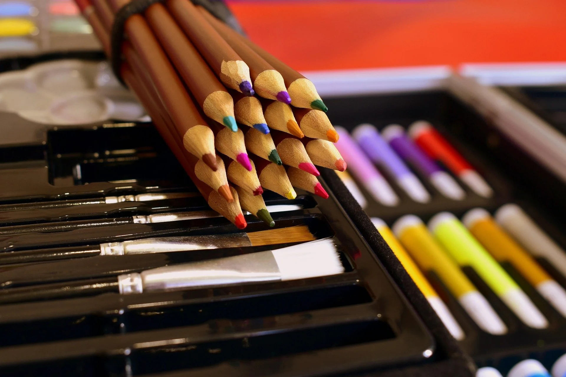 grom900-colored-pencils-6701474_1920.jpg