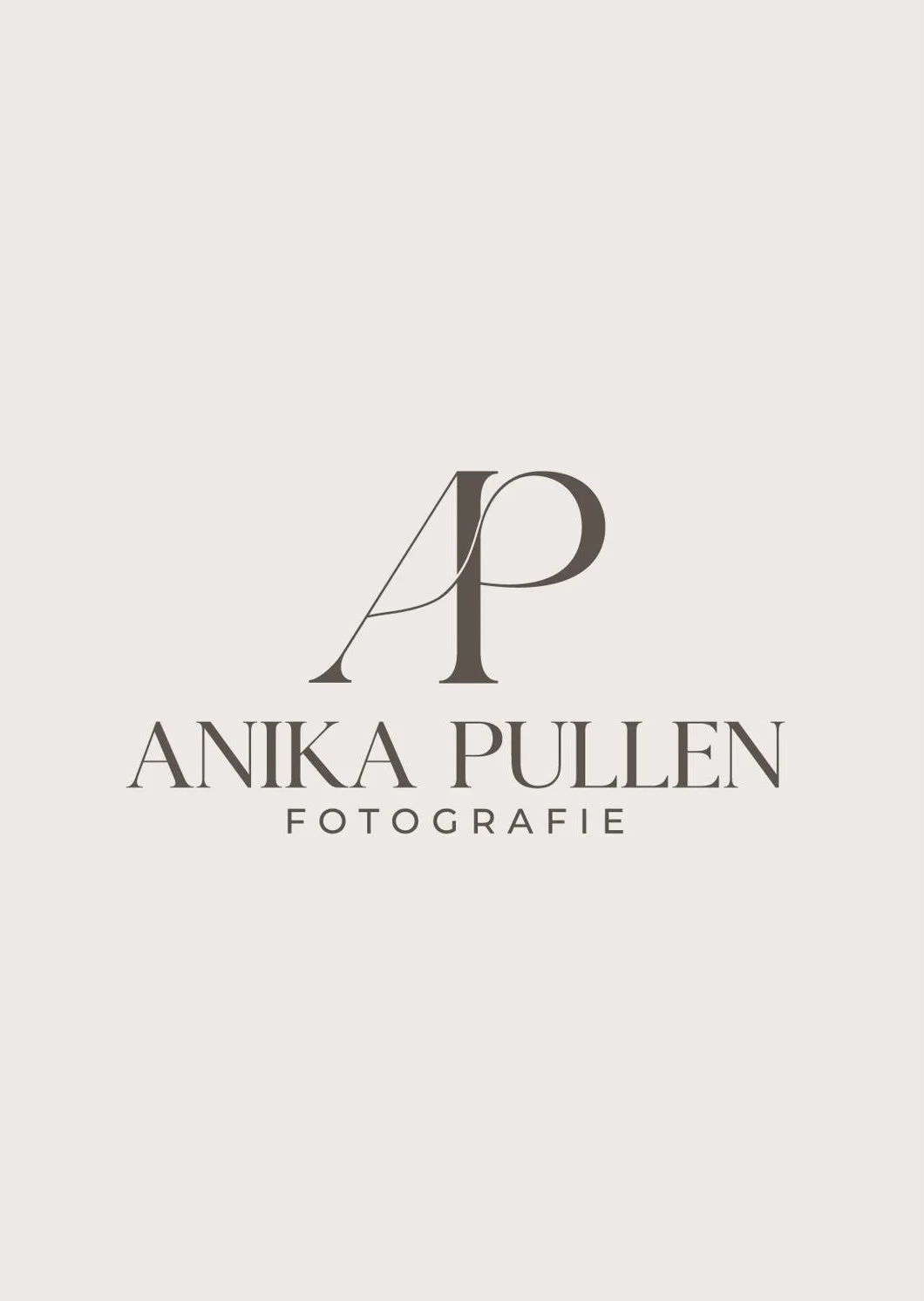 Logo met tekst "AP Anika Pullen Fotografie" op een witte achtergrond.