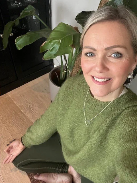 Silje yoga i grønt.jpg