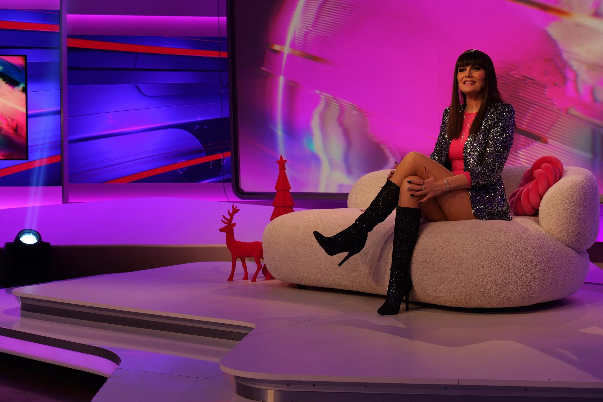 Martina auf Sofa auf Bühne